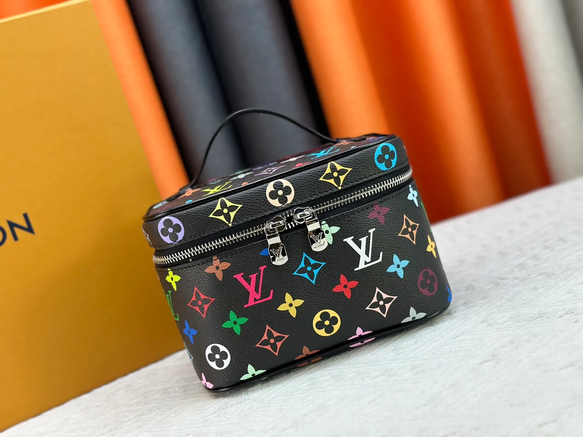 P240 Upgraded original version M13747 M44495 M42265 M44936 M42263 lv Murakami Nice mini Nano cosmetic bag with Monogram printing and 33 colorful colors. In 2025, Murakami and LV jointly launched the white tricolor and black tricolor twelve pieces, which are very popular around the world and are loved by celebrities and celebrities. Dimensions: 24 x 17 x 14 (LxHxW)
