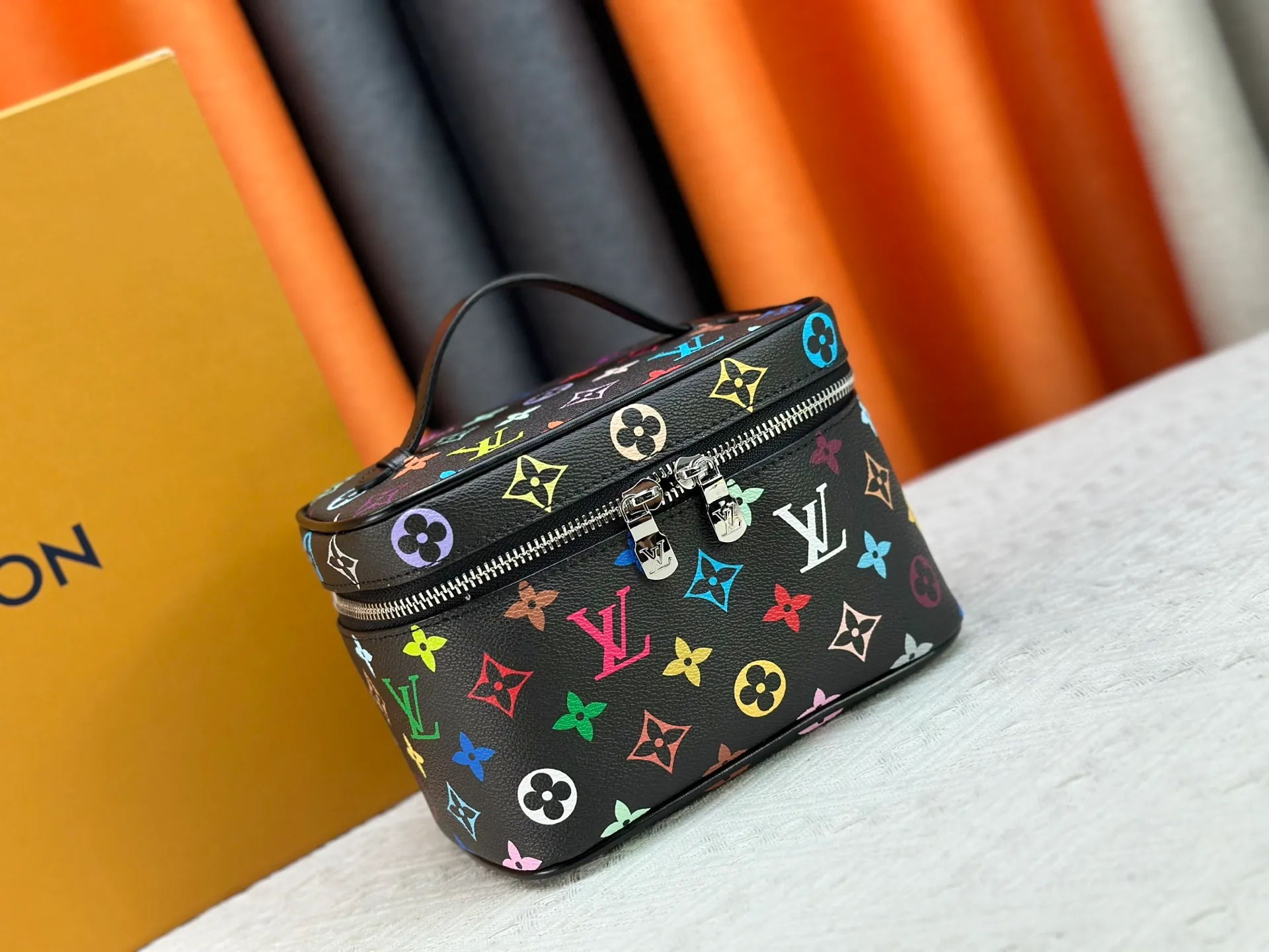 P240 Upgraded original version M13747 M44495 M42265 M44936 M42263 lv Murakami Nice mini Nano cosmetic bag with Monogram printing and 33 colorful colors. In 2025, Murakami and LV jointly launched the white tricolor and black tricolor twelve pieces, which are very popular around the world and are loved by celebrities and celebrities. Dimensions: 24 x 17 x 14 (LxHxW)