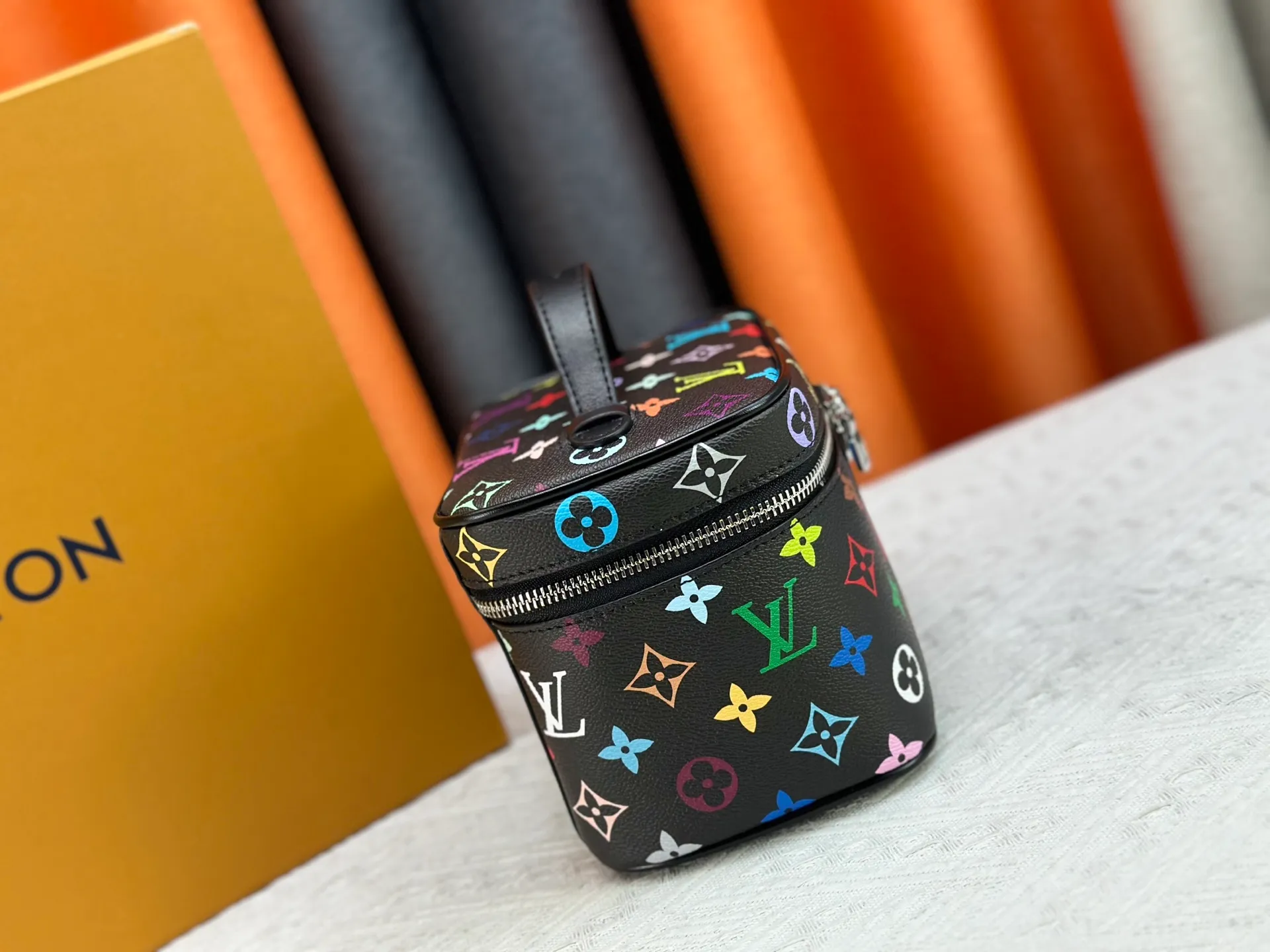 P240 Upgraded original version M13747 M44495 M42265 M44936 M42263 lv Murakami Nice mini Nano cosmetic bag with Monogram printing and 33 colorful colors. In 2025, Murakami and LV jointly launched the white tricolor and black tricolor twelve pieces, which are very popular around the world and are loved by celebrities and celebrities. Dimensions: 24 x 17 x 14 (LxHxW)