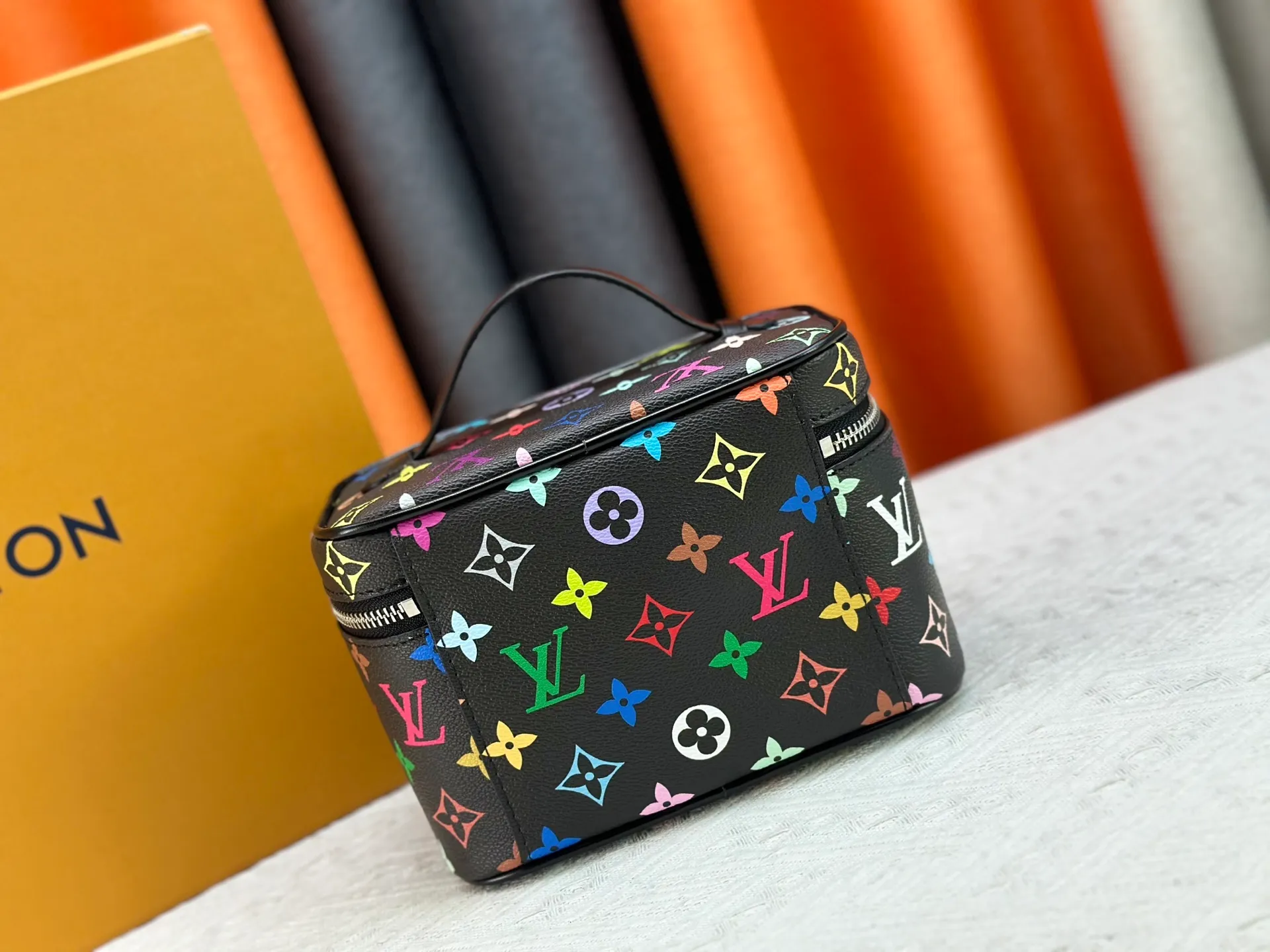 P240 Upgraded original version M13747 M44495 M42265 M44936 M42263 lv Murakami Nice mini Nano cosmetic bag with Monogram printing and 33 colorful colors. In 2025, Murakami and LV jointly launched the white tricolor and black tricolor twelve pieces, which are very popular around the world and are loved by celebrities and celebrities. Dimensions: 24 x 17 x 14 (LxHxW)