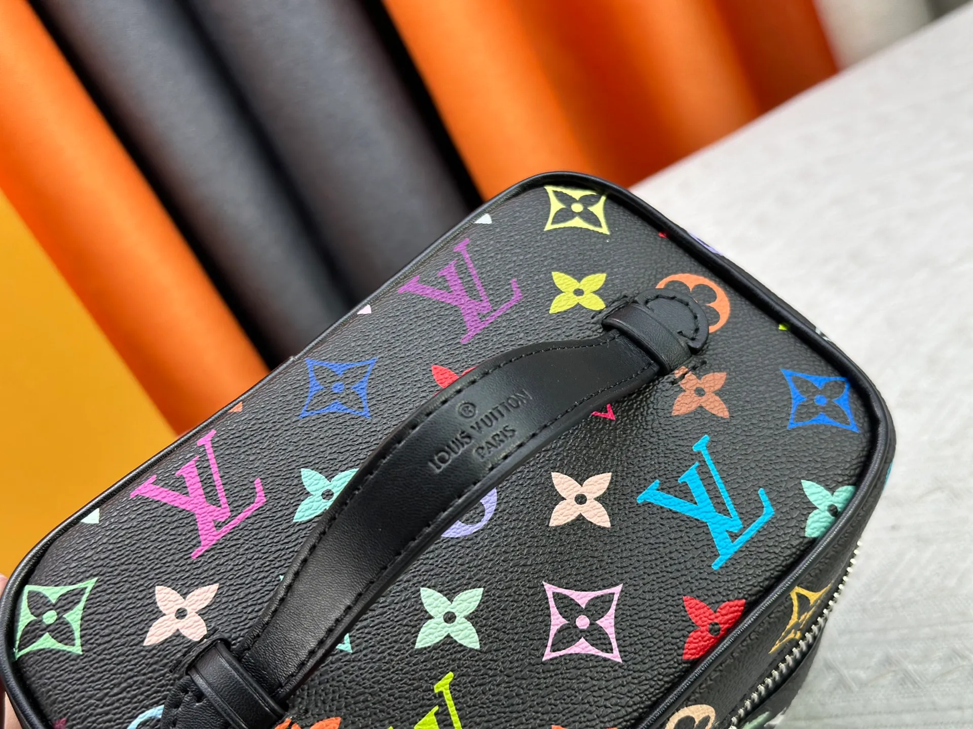 P240 Upgraded original version M13747 M44495 M42265 M44936 M42263 lv Murakami Nice mini Nano cosmetic bag with Monogram printing and 33 colorful colors. In 2025, Murakami and LV jointly launched the white tricolor and black tricolor twelve pieces, which are very popular around the world and are loved by celebrities and celebrities. Dimensions: 24 x 17 x 14 (LxHxW)
