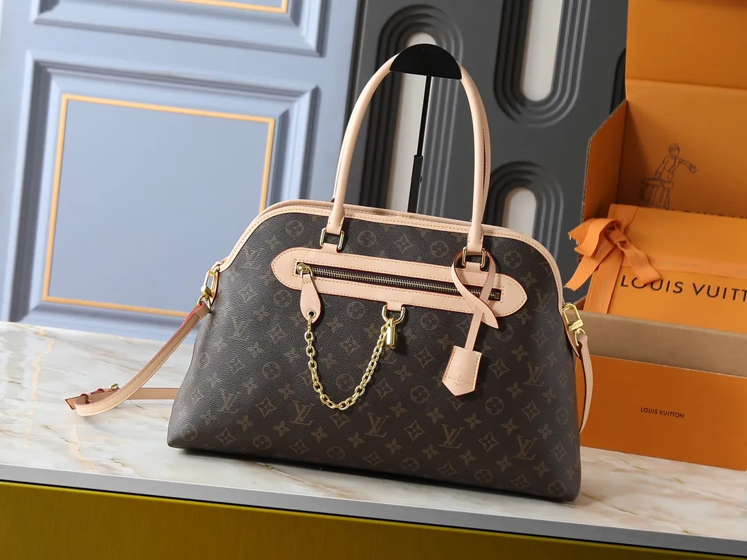 💰300💰Upgraded from the original M15208 M25774 This Louis Vuitton Ever More PM handbag is made of classic Monogram canvas, with light-colored cowhide trim, decorated with a metal chain and padlock design, and has both hand-held and shoulder functions. It is the brand's modern interpretation of retro bags, integrating classic elements and contemporary design, showing an elegant retro style in the 2025 retro trend. It is suitable for daily commuting, leisure and other occasions. It is a fashionable and practical item. Dimensions: 44.0 x 27.5 x 14.0 cm