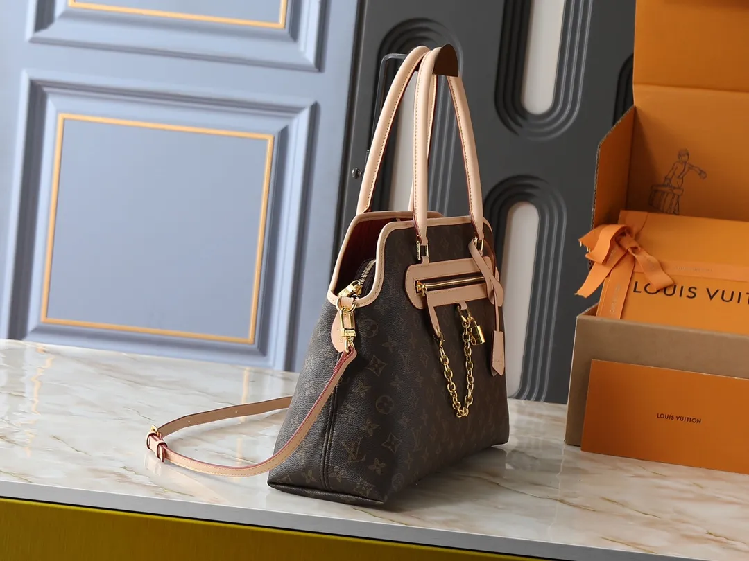 💰300💰Upgraded from the original M15208 M25774 This Louis Vuitton Ever More PM handbag is made of classic Monogram canvas, with light-colored cowhide trim, decorated with a metal chain and padlock design, and has both hand-held and shoulder functions. It is the brand's modern interpretation of retro bags, integrating classic elements and contemporary design, showing an elegant retro style in the 2025 retro trend. It is suitable for daily commuting, leisure and other occasions. It is a fashionable and practical item. Dimensions: 44.0 x 27.5 x 14.0 cm