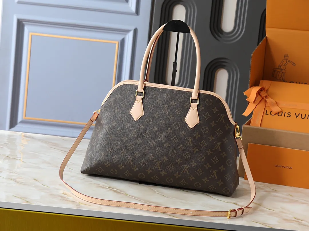 💰300💰Upgraded from the original M15208 M25774 This Louis Vuitton Ever More PM handbag is made of classic Monogram canvas, with light-colored cowhide trim, decorated with a metal chain and padlock design, and has both hand-held and shoulder functions. It is the brand's modern interpretation of retro bags, integrating classic elements and contemporary design, showing an elegant retro style in the 2025 retro trend. It is suitable for daily commuting, leisure and other occasions. It is a fashionable and practical item. Dimensions: 44.0 x 27.5 x 14.0 cm