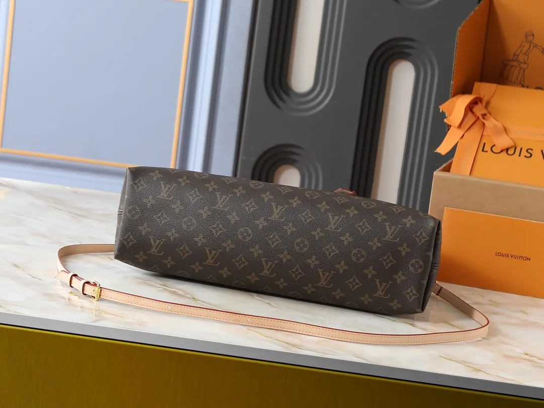 💰300💰Upgraded from the original M15208 M25774 This Louis Vuitton Ever More PM handbag is made of classic Monogram canvas, with light-colored cowhide trim, decorated with a metal chain and padlock design, and has both hand-held and shoulder functions. It is the brand's modern interpretation of retro bags, integrating classic elements and contemporary design, showing an elegant retro style in the 2025 retro trend. It is suitable for daily commuting, leisure and other occasions. It is a fashionable and practical item. Dimensions: 44.0 x 27.5 x 14.0 cm
