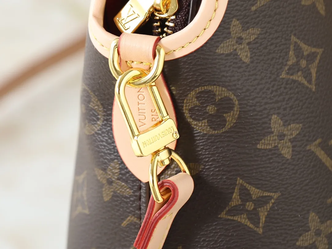 💰300💰Upgraded from the original M15208 M25774 This Louis Vuitton Ever More PM handbag is made of classic Monogram canvas, with light-colored cowhide trim, decorated with a metal chain and padlock design, and has both hand-held and shoulder functions. It is the brand's modern interpretation of retro bags, integrating classic elements and contemporary design, showing an elegant retro style in the 2025 retro trend. It is suitable for daily commuting, leisure and other occasions. It is a fashionable and practical item. Dimensions: 44.0 x 27.5 x 14.0 cm