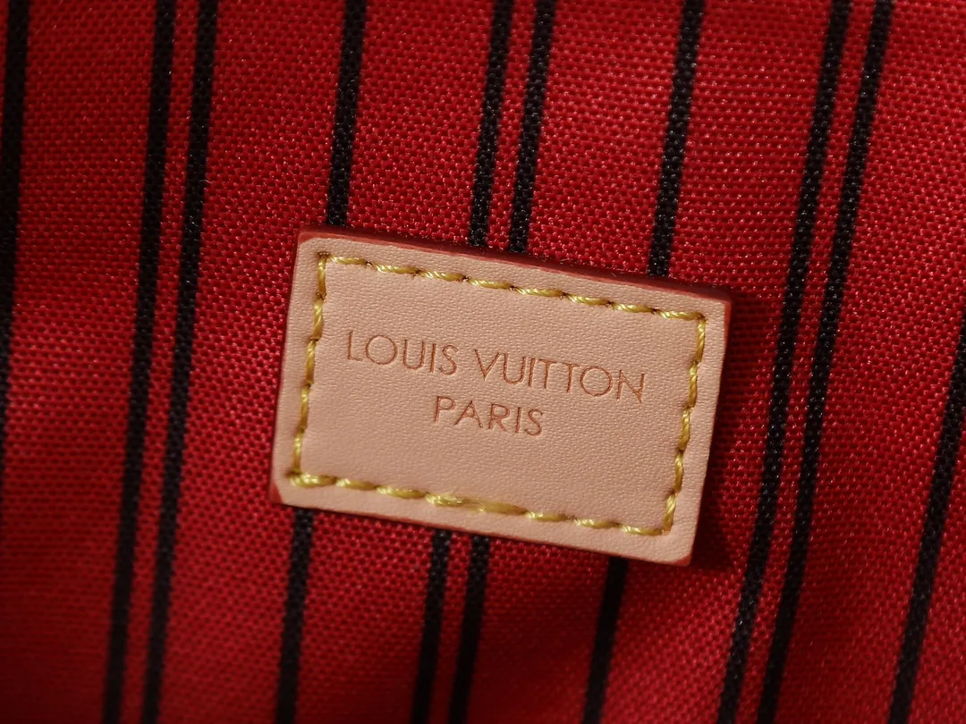 💰300💰Upgraded from the original M15208 M25774 This Louis Vuitton Ever More PM handbag is made of classic Monogram canvas, with light-colored cowhide trim, decorated with a metal chain and padlock design, and has both hand-held and shoulder functions. It is the brand's modern interpretation of retro bags, integrating classic elements and contemporary design, showing an elegant retro style in the 2025 retro trend. It is suitable for daily commuting, leisure and other occasions. It is a fashionable and practical item. Dimensions: 44.0 x 27.5 x 14.0 cm