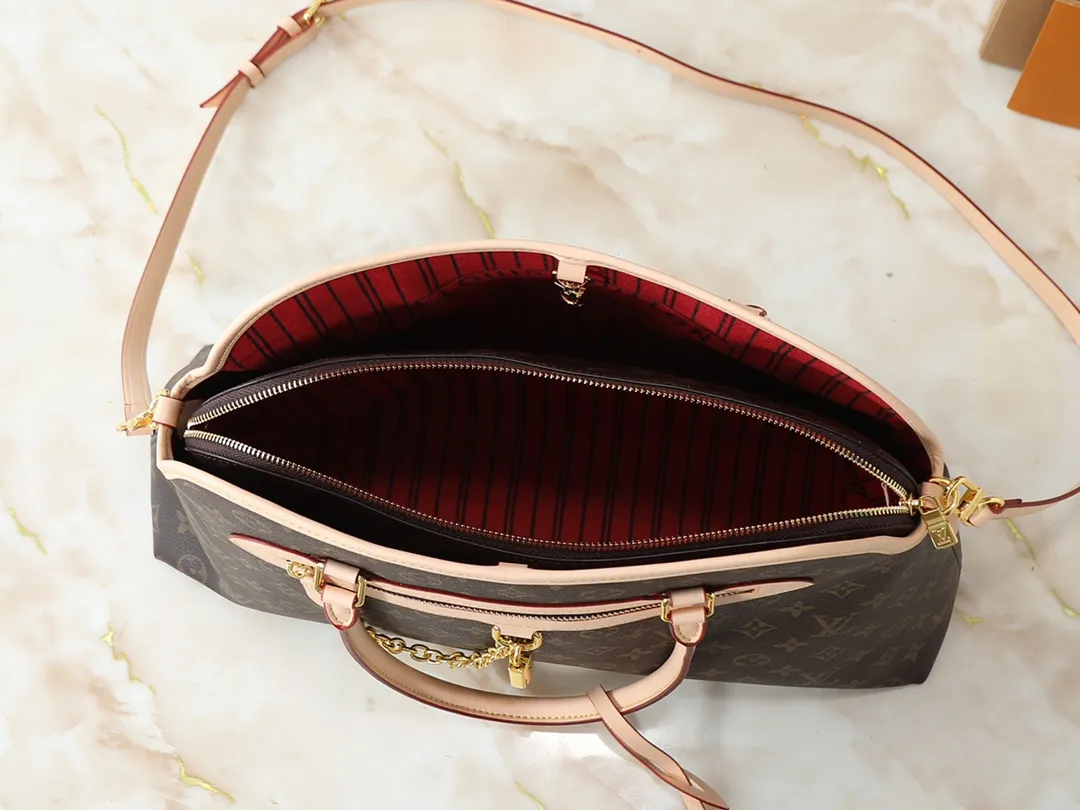 💰300💰Upgraded from the original M15208 M25774 This Louis Vuitton Ever More PM handbag is made of classic Monogram canvas, with light-colored cowhide trim, decorated with a metal chain and padlock design, and has both hand-held and shoulder functions. It is the brand's modern interpretation of retro bags, integrating classic elements and contemporary design, showing an elegant retro style in the 2025 retro trend. It is suitable for daily commuting, leisure and other occasions. It is a fashionable and practical item. Dimensions: 44.0 x 27.5 x 14.0 cm