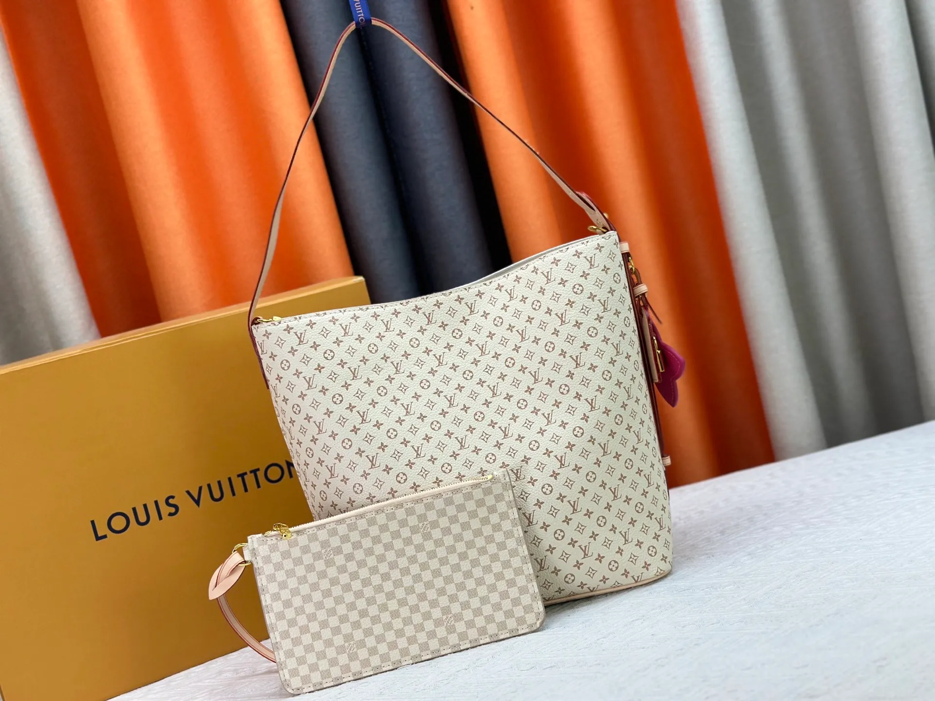 P280 Upgraded Original M15130 M12926 [All In BB Handbag] This pre-autumn 2025 version of All In BB showcases LV Romance animation, combining two iconic House patterns: Monogram and Damier. It's made from calfskin and embellished with the signature padlock and exclusive Bloom charm. The interior is sized for everyday essentials and includes a removable zipper pocket for smaller items. Dimensions: 26 x 31 x 18 cm (LxHxW)
