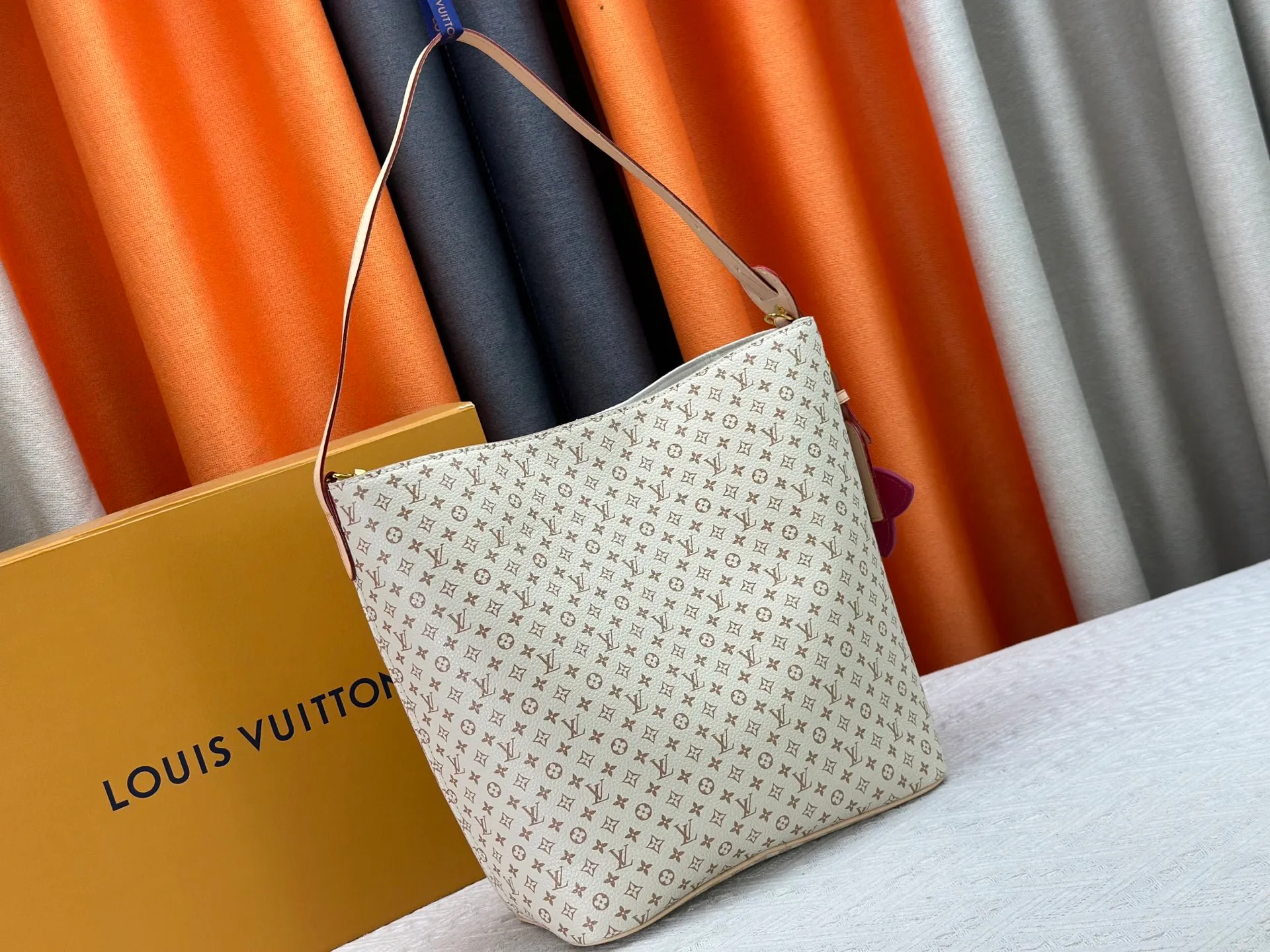 P280 Upgraded Original M15130 M12926 [All In BB Handbag] This pre-autumn 2025 version of All In BB showcases LV Romance animation, combining two iconic House patterns: Monogram and Damier. It's made from calfskin and embellished with the signature padlock and exclusive Bloom charm. The interior is sized for everyday essentials and includes a removable zipper pocket for smaller items. Dimensions: 26 x 31 x 18 cm (LxHxW)