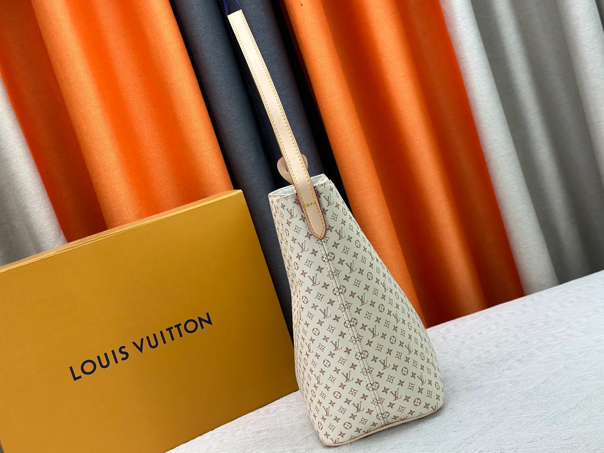 P280 Upgraded Original M15130 M12926 [All In BB Handbag] This pre-autumn 2025 version of All In BB showcases LV Romance animation, combining two iconic House patterns: Monogram and Damier. It's made from calfskin and embellished with the signature padlock and exclusive Bloom charm. The interior is sized for everyday essentials and includes a removable zipper pocket for smaller items. Dimensions: 26 x 31 x 18 cm (LxHxW)