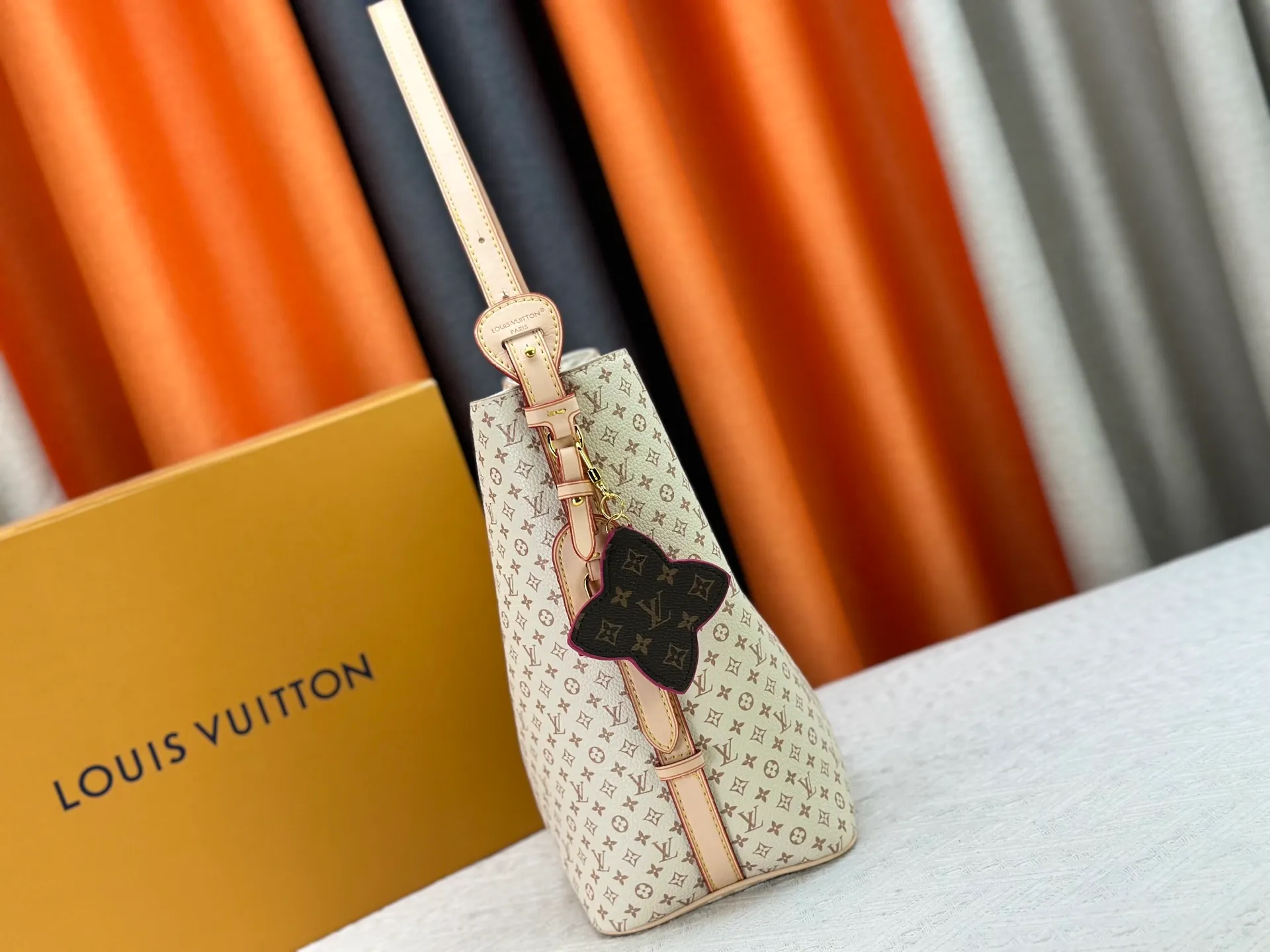 P280 Upgraded Original M15130 M12926 [All In BB Handbag] This pre-autumn 2025 version of All In BB showcases LV Romance animation, combining two iconic House patterns: Monogram and Damier. It's made from calfskin and embellished with the signature padlock and exclusive Bloom charm. The interior is sized for everyday essentials and includes a removable zipper pocket for smaller items. Dimensions: 26 x 31 x 18 cm (LxHxW)
