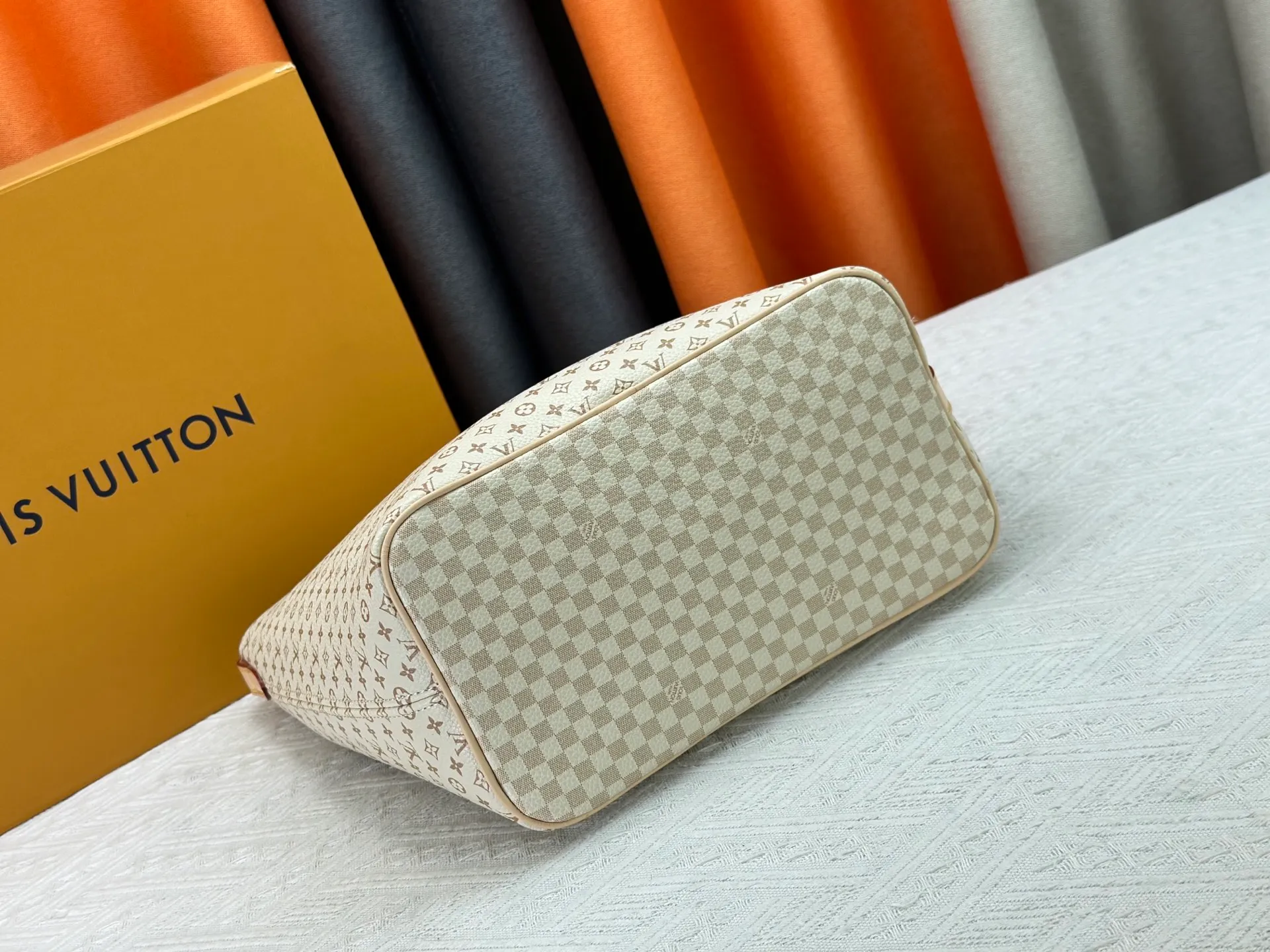 P280 Upgraded Original M15130 M12926 [All In BB Handbag] This pre-autumn 2025 version of All In BB showcases LV Romance animation, combining two iconic House patterns: Monogram and Damier. It's made from calfskin and embellished with the signature padlock and exclusive Bloom charm. The interior is sized for everyday essentials and includes a removable zipper pocket for smaller items. Dimensions: 26 x 31 x 18 cm (LxHxW)