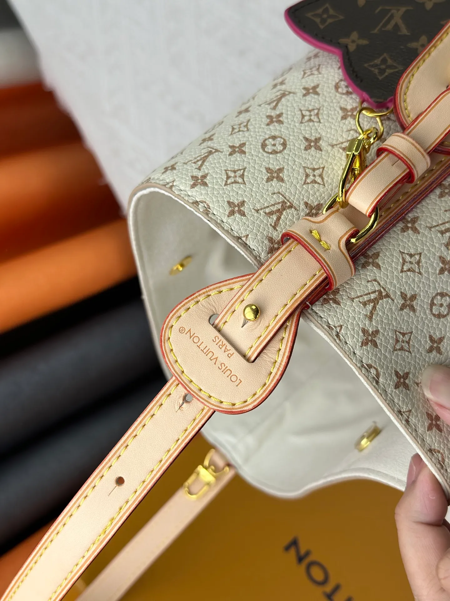 P280 Upgraded Original M15130 M12926 [All In BB Handbag] This pre-autumn 2025 version of All In BB showcases LV Romance animation, combining two iconic House patterns: Monogram and Damier. It's made from calfskin and embellished with the signature padlock and exclusive Bloom charm. The interior is sized for everyday essentials and includes a removable zipper pocket for smaller items. Dimensions: 26 x 31 x 18 cm (LxHxW)