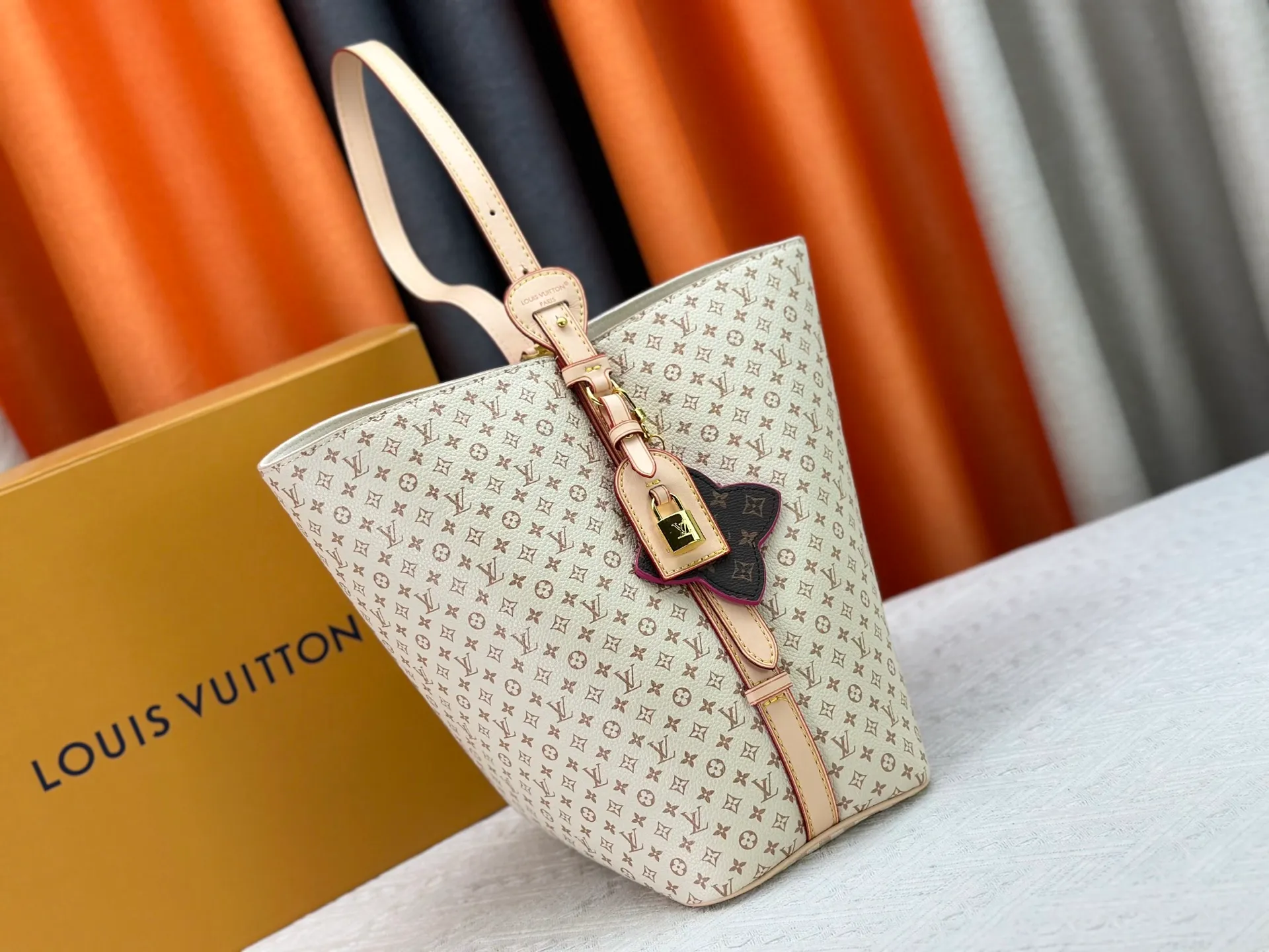 P280 Upgraded Original M15130 M12926 [All In BB Handbag] This pre-autumn 2025 version of All In BB showcases LV Romance animation, combining two iconic House patterns: Monogram and Damier. It's made from calfskin and embellished with the signature padlock and exclusive Bloom charm. The interior is sized for everyday essentials and includes a removable zipper pocket for smaller items. Dimensions: 26 x 31 x 18 cm (LxHxW)