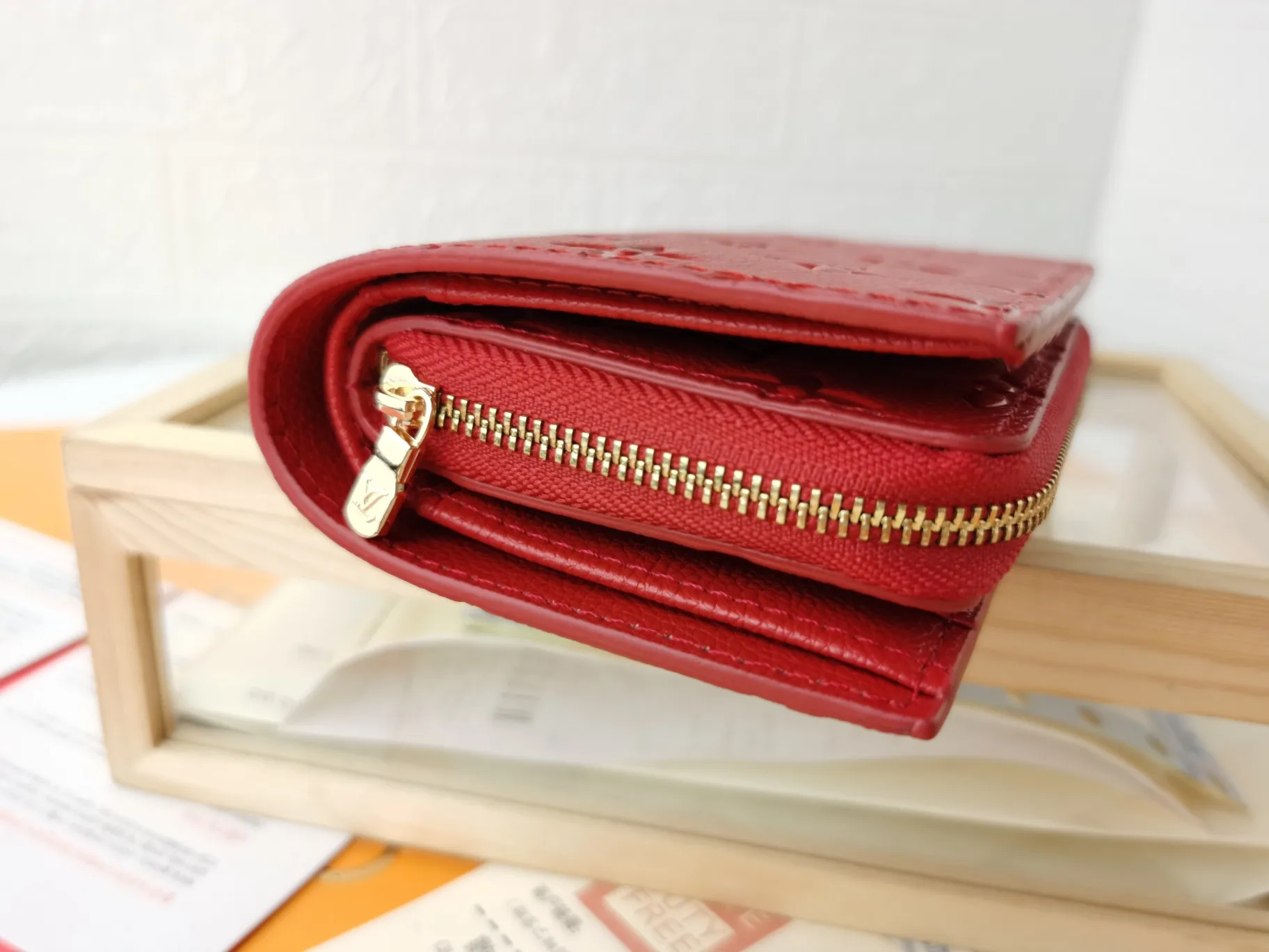 P150💰Top original version💎[Real shot with home background]M86366 Diamond Pattern Series This checkered wallet that combines a variety of styles is made of canvas and can carry credit cards, banknotes, and money with you. The eye-catching buckle is engraved with the Louis Vuitton signature, and the gorgeous gold-toned brass rivets add sophistication. Size: 13✖9cm