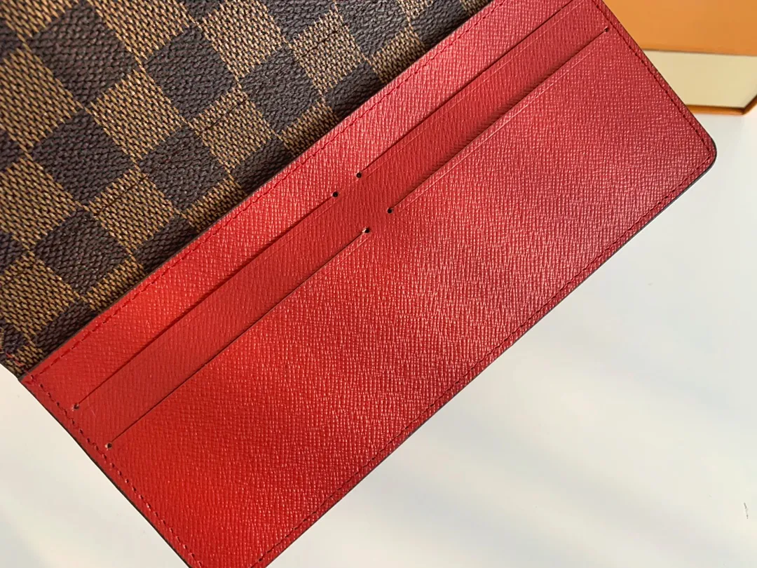 💰100 💎The Josephine Wallet is inspired by Louis Vuitton's first wallet. It is made of soft Monogram canvas and lined with brightly colored lining, giving the brand's classic design a unique and stylish beauty. The long, flat shape makes it easy to slip into any pocket or handbag. Model: M60708 Size: 19/10.