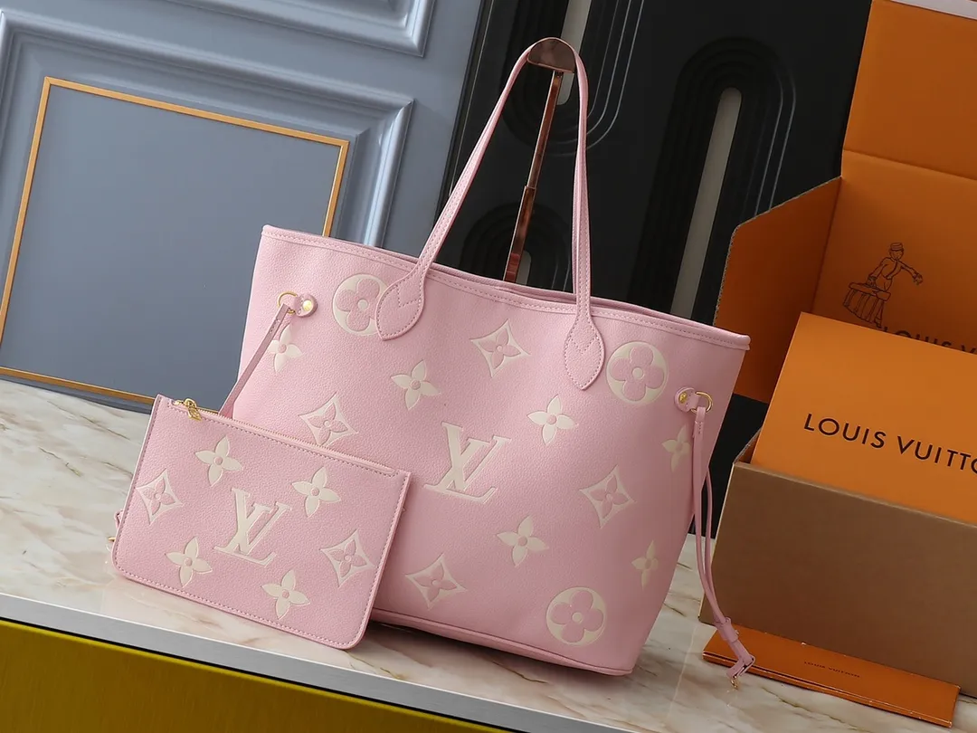 💰220💰Upgraded from the original M14210 M45686 M46649 M58907 M46329 M21579 M45685 M46676 M40995. This Neverfull medium handbag uses embossing and printing processes to depict the Monogram pattern on the cow leather. Tighten the side straps and the tote instantly transforms into an elegant urban handbag; the long handle makes it easy to carry over the shoulder or elbow. 31.0 x 28.0 x 14.0 cm (length x height x width)