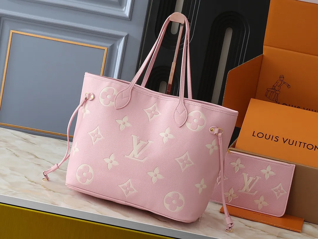 💰220💰Upgraded from the original M14210 M45686 M46649 M58907 M46329 M21579 M45685 M46676 M40995. This Neverfull medium handbag uses embossing and printing processes to depict the Monogram pattern on the cow leather. Tighten the side straps and the tote instantly transforms into an elegant urban handbag; the long handle makes it easy to carry over the shoulder or elbow. 31.0 x 28.0 x 14.0 cm (length x height x width)