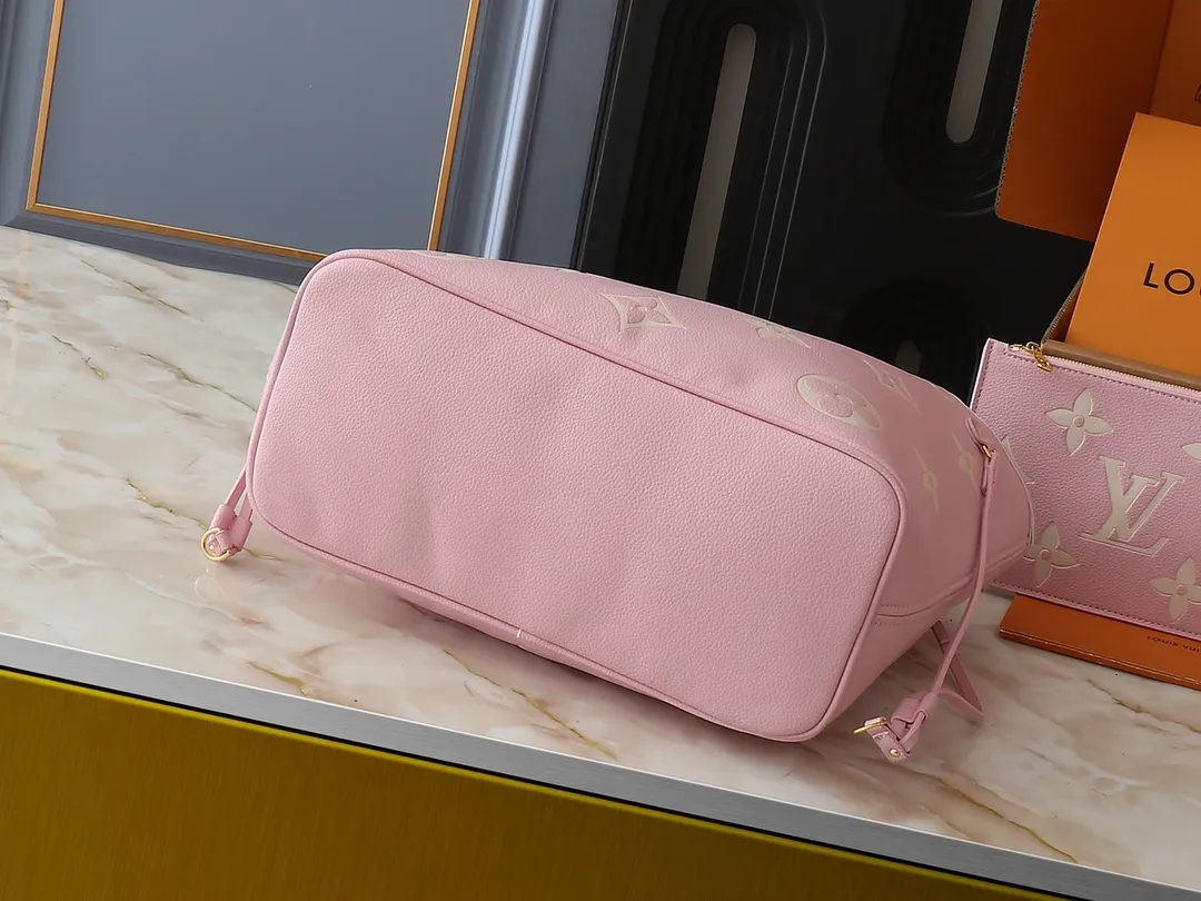 💰220💰Upgraded from the original M14210 M45686 M46649 M58907 M46329 M21579 M45685 M46676 M40995. This Neverfull medium handbag uses embossing and printing processes to depict the Monogram pattern on the cow leather. Tighten the side straps and the tote instantly transforms into an elegant urban handbag; the long handle makes it easy to carry over the shoulder or elbow. 31.0 x 28.0 x 14.0 cm (length x height x width)