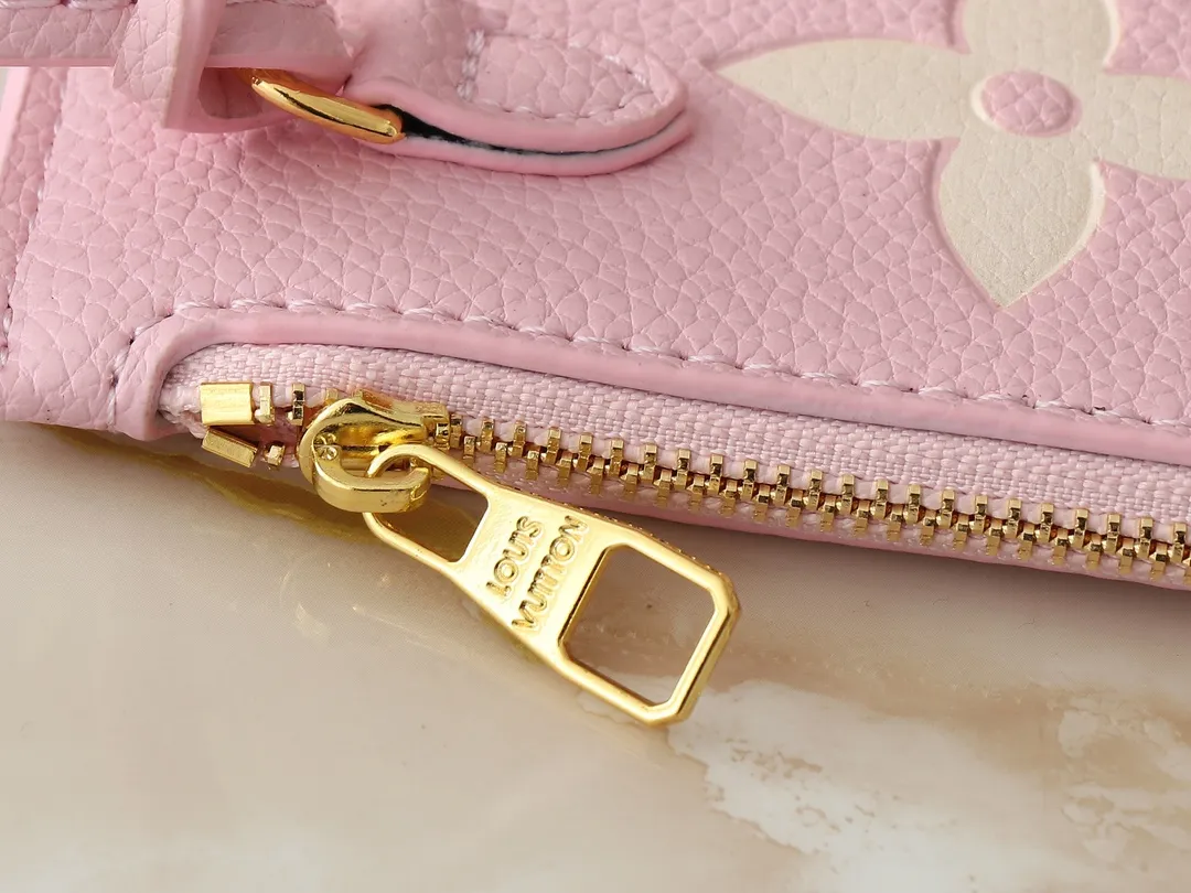 💰220💰Upgraded from the original M14210 M45686 M46649 M58907 M46329 M21579 M45685 M46676 M40995. This Neverfull medium handbag uses embossing and printing processes to depict the Monogram pattern on the cow leather. Tighten the side straps and the tote instantly transforms into an elegant urban handbag; the long handle makes it easy to carry over the shoulder or elbow. 31.0 x 28.0 x 14.0 cm (length x height x width)