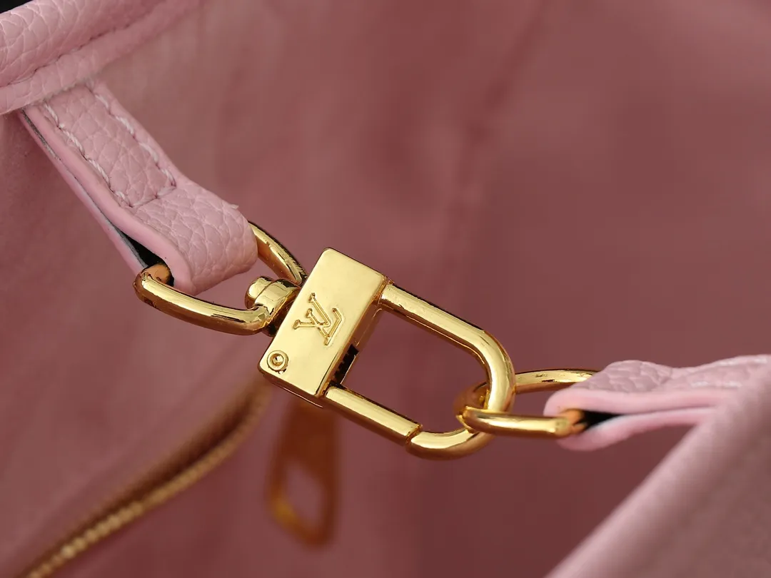 💰220💰Upgraded from the original M14210 M45686 M46649 M58907 M46329 M21579 M45685 M46676 M40995. This Neverfull medium handbag uses embossing and printing processes to depict the Monogram pattern on the cow leather. Tighten the side straps and the tote instantly transforms into an elegant urban handbag; the long handle makes it easy to carry over the shoulder or elbow. 31.0 x 28.0 x 14.0 cm (length x height x width)