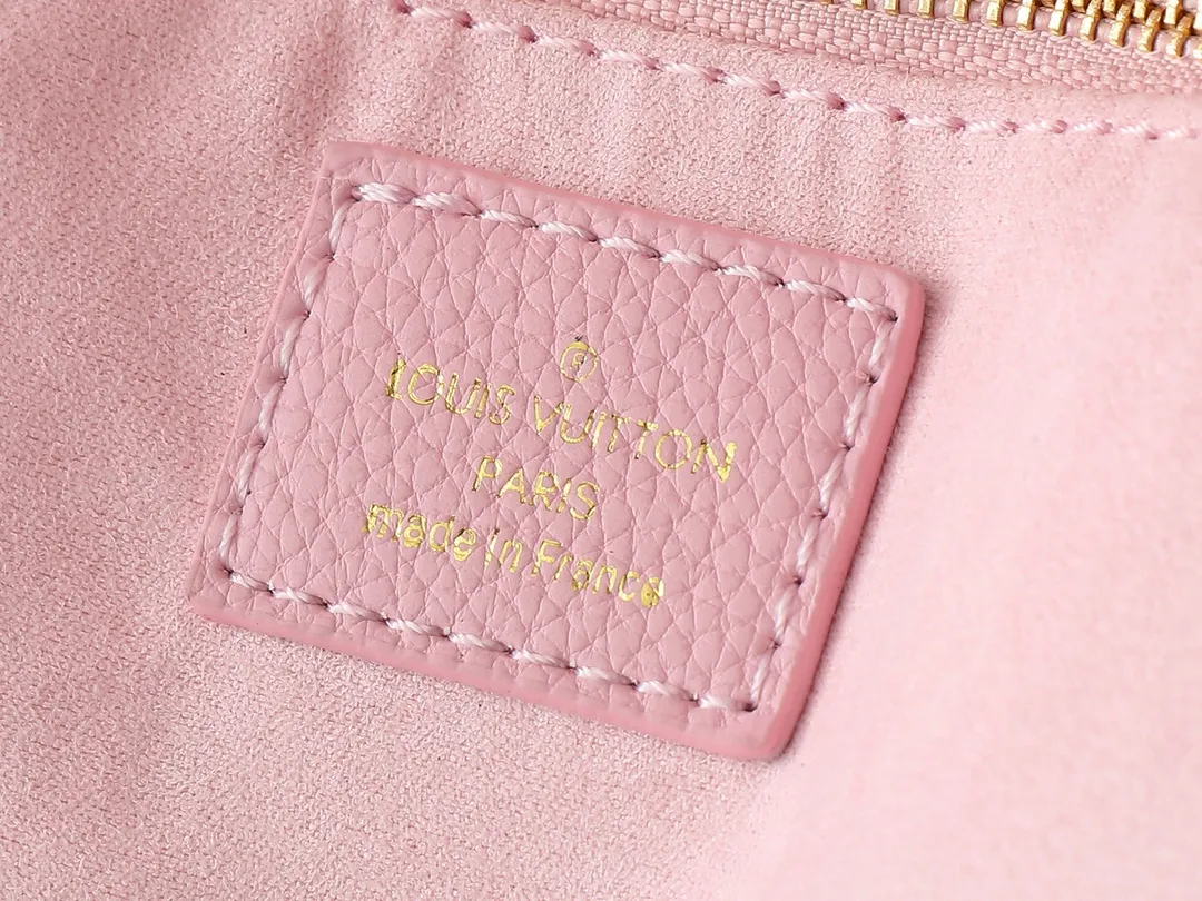 💰220💰Upgraded from the original M14210 M45686 M46649 M58907 M46329 M21579 M45685 M46676 M40995. This Neverfull medium handbag uses embossing and printing processes to depict the Monogram pattern on the cow leather. Tighten the side straps and the tote instantly transforms into an elegant urban handbag; the long handle makes it easy to carry over the shoulder or elbow. 31.0 x 28.0 x 14.0 cm (length x height x width)