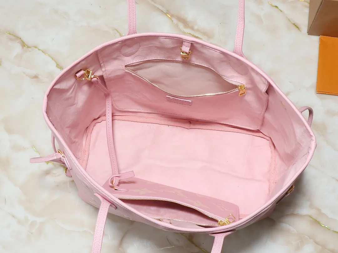 💰220💰Upgraded from the original M14210 M45686 M46649 M58907 M46329 M21579 M45685 M46676 M40995. This Neverfull medium handbag uses embossing and printing processes to depict the Monogram pattern on the cow leather. Tighten the side straps and the tote instantly transforms into an elegant urban handbag; the long handle makes it easy to carry over the shoulder or elbow. 31.0 x 28.0 x 14.0 cm (length x height x width)