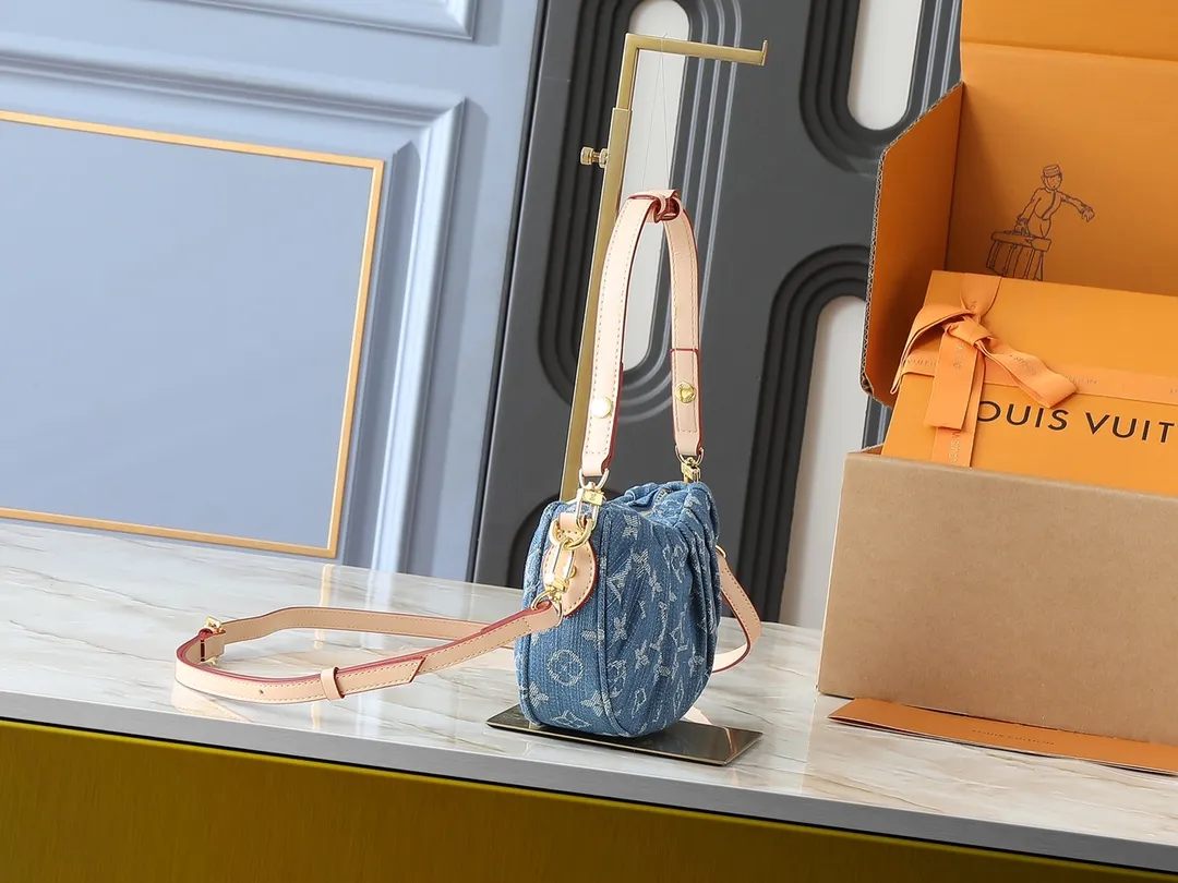 💰260💰Upgraded from the original M13571. This Pochette Valley handbag is made of Monogram cotton denim, with contrasting cow leather trim and dazzling metal parts, giving the classic design a modern style. Remove the handle and transform it into a clutch. Dimensions: 21.0 x 15.0 x 7.0 cm (length x height x width)