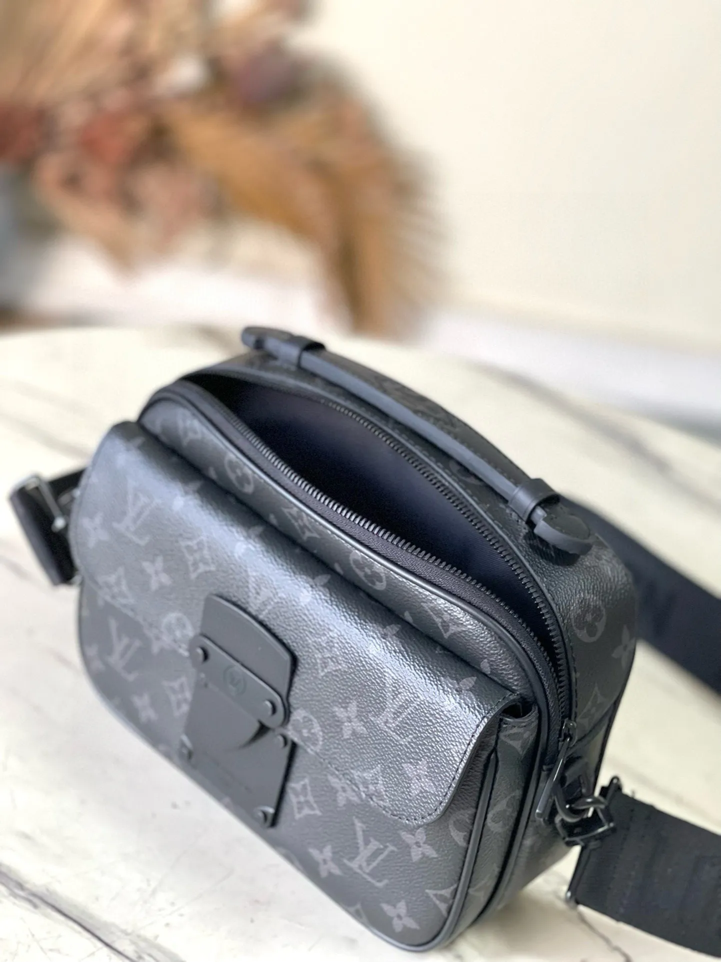 💰960 Top Original M45806 Black Flower This S Lock messenger bag is made of Monogram Macassar canvas, and the new lock is inspired by the hard box lock designed by Georges Vuitton in 1886. Special finishing techniques give this magnetic metal lock an eye-catching, modern look. Equipped with a spacious zippered compartment, trunk-style leather handles and logo shoulder strap, it is stylish and easy to use. Dimensions: 22 x 18 x 8 cm