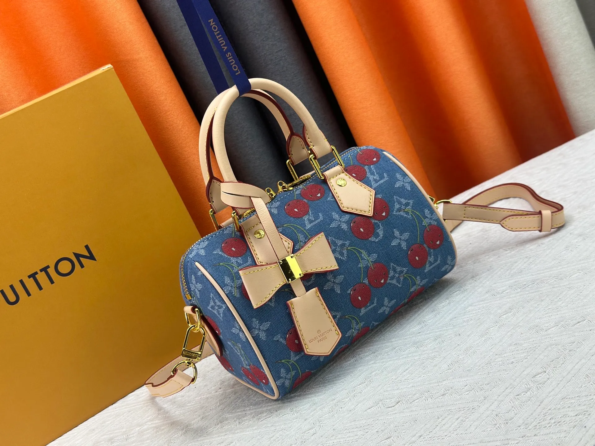 P250 Cherry Cherry🍒M13094 M46234 M46222 M14175 Sunflower Cowboy Cherry White Flower Cherry Presbyopia Cherry The Sedy Bandoulière 20 handbag is made of soft coated canvas, and the full-length Monogram pattern is traced in colorful rainbow tones, highlighting the smart style of the Louis Vuitton x Murakami reissue series. The Toron handle and detachable shoulder strap are constructed of cow leather, the metal corners recall classic luggage, and the bow-shaped key bag and padlock add brand touches. Dimensions: 20.5 x 13.5 x 12.0 cm (length x height x width)