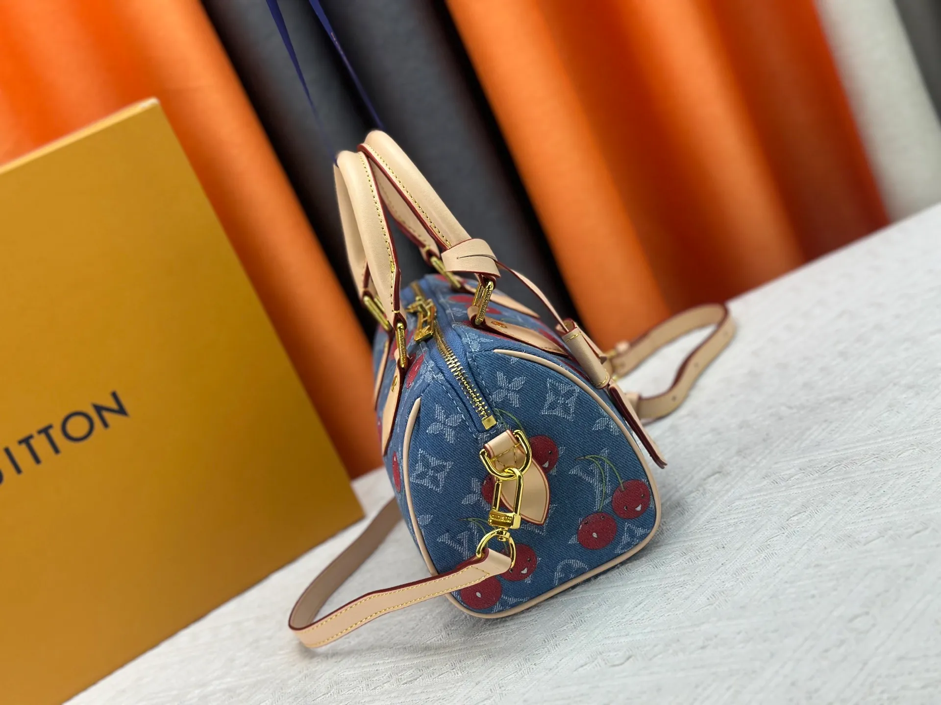 P250 Cherry Cherry🍒M13094 M46234 M46222 M14175 Sunflower Cowboy Cherry White Flower Cherry Presbyopia Cherry The Sedy Bandoulière 20 handbag is made of soft coated canvas, and the full-length Monogram pattern is traced in colorful rainbow tones, highlighting the smart style of the Louis Vuitton x Murakami reissue series. The Toron handle and detachable shoulder strap are constructed of cow leather, the metal corners recall classic luggage, and the bow-shaped key bag and padlock add brand touches. Dimensions: 20.5 x 13.5 x 12.0 cm (length x height x width)