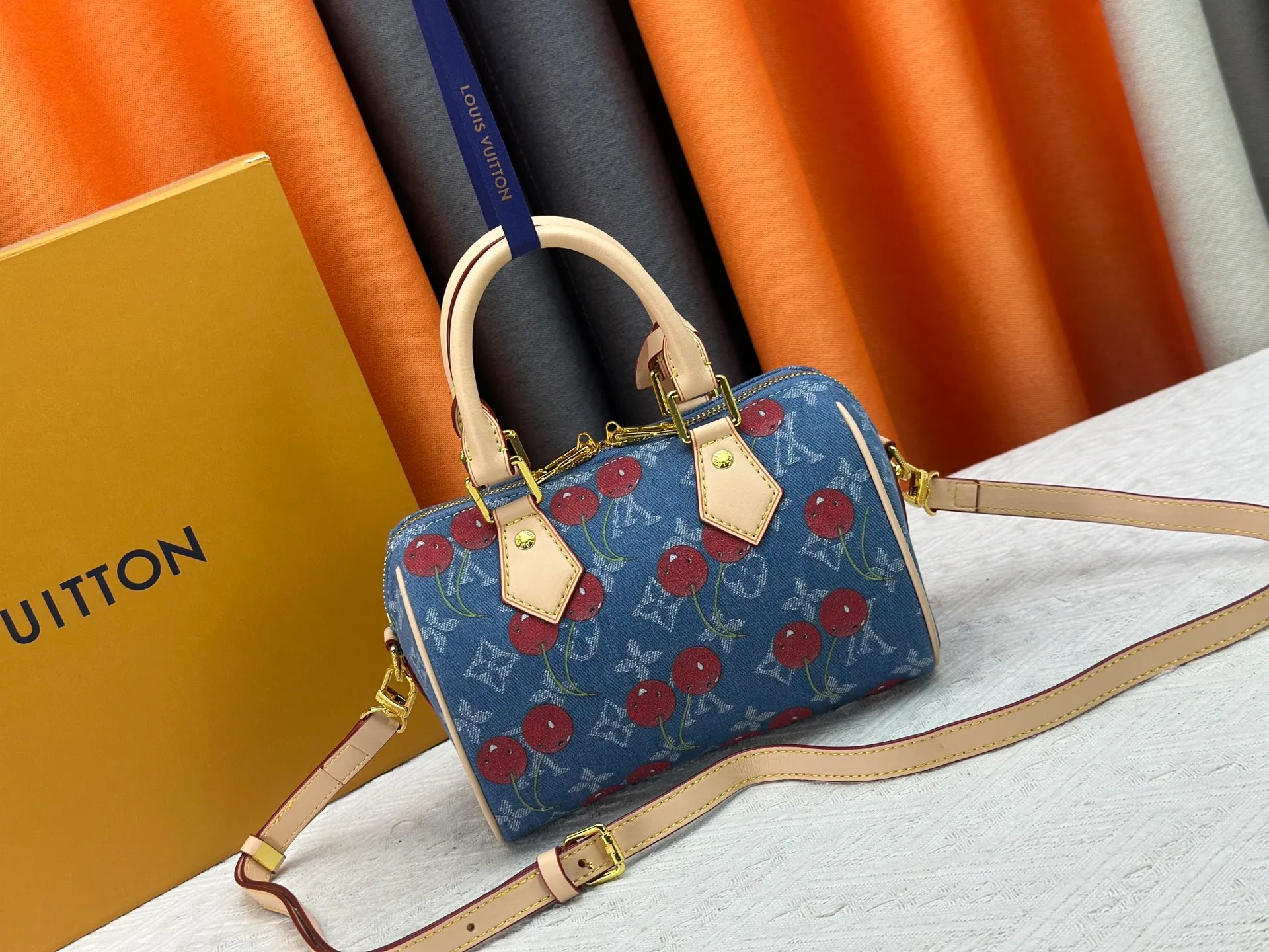 P250 Cherry Cherry🍒M13094 M46234 M46222 M14175 Sunflower Cowboy Cherry White Flower Cherry Presbyopia Cherry The Sedy Bandoulière 20 handbag is made of soft coated canvas, and the full-length Monogram pattern is traced in colorful rainbow tones, highlighting the smart style of the Louis Vuitton x Murakami reissue series. The Toron handle and detachable shoulder strap are constructed of cow leather, the metal corners recall classic luggage, and the bow-shaped key bag and padlock add brand touches. Dimensions: 20.5 x 13.5 x 12.0 cm (length x height x width)