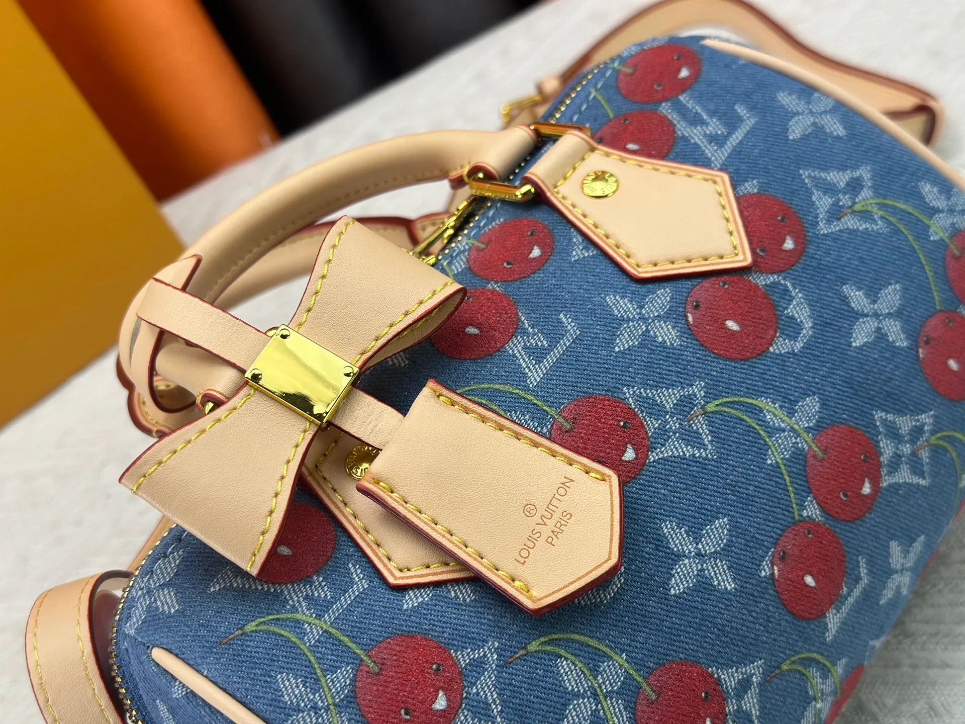 P250 Cherry Cherry🍒M13094 M46234 M46222 M14175 Sunflower Cowboy Cherry White Flower Cherry Presbyopia Cherry The Sedy Bandoulière 20 handbag is made of soft coated canvas, and the full-length Monogram pattern is traced in colorful rainbow tones, highlighting the smart style of the Louis Vuitton x Murakami reissue series. The Toron handle and detachable shoulder strap are constructed of cow leather, the metal corners recall classic luggage, and the bow-shaped key bag and padlock add brand touches. Dimensions: 20.5 x 13.5 x 12.0 cm (length x height x width)
