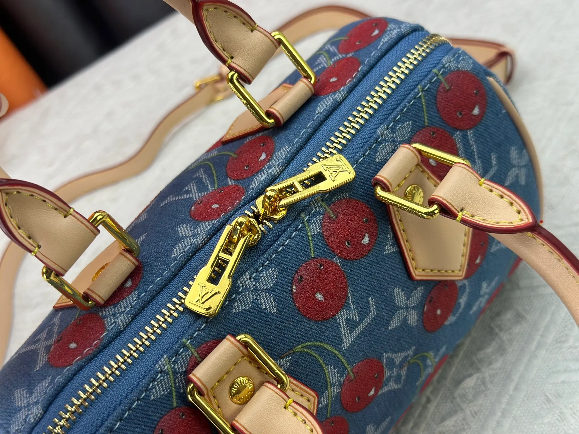 P250 Cherry Cherry🍒M13094 M46234 M46222 M14175 Sunflower Cowboy Cherry White Flower Cherry Presbyopia Cherry The Sedy Bandoulière 20 handbag is made of soft coated canvas, and the full-length Monogram pattern is traced in colorful rainbow tones, highlighting the smart style of the Louis Vuitton x Murakami reissue series. The Toron handle and detachable shoulder strap are constructed of cow leather, the metal corners recall classic luggage, and the bow-shaped key bag and padlock add brand touches. Dimensions: 20.5 x 13.5 x 12.0 cm (length x height x width)