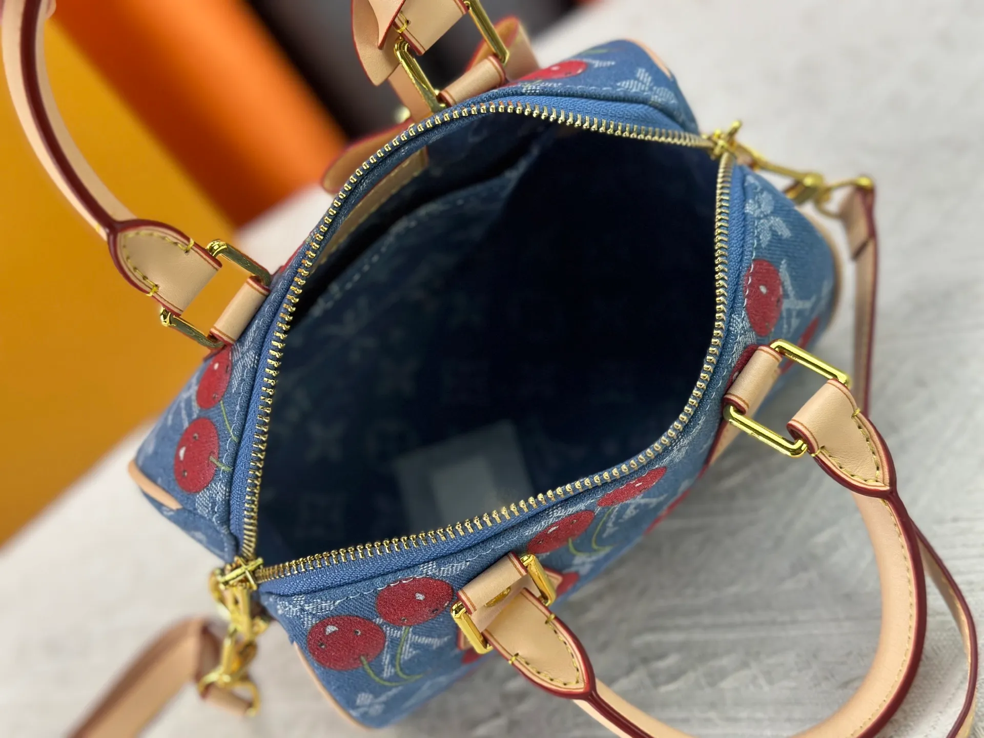 P250 Cherry Cherry🍒M13094 M46234 M46222 M14175 Sunflower Cowboy Cherry White Flower Cherry Presbyopia Cherry The Sedy Bandoulière 20 handbag is made of soft coated canvas, and the full-length Monogram pattern is traced in colorful rainbow tones, highlighting the smart style of the Louis Vuitton x Murakami reissue series. The Toron handle and detachable shoulder strap are constructed of cow leather, the metal corners recall classic luggage, and the bow-shaped key bag and padlock add brand touches. Dimensions: 20.5 x 13.5 x 12.0 cm (length x height x width)