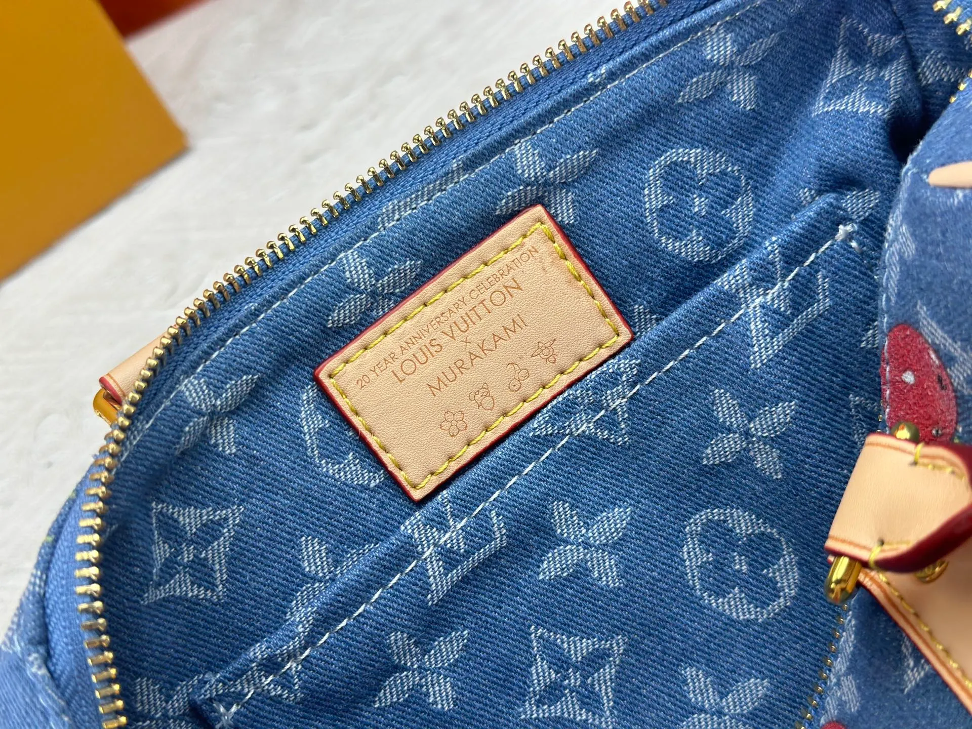 P250 Cherry Cherry🍒M13094 M46234 M46222 M14175 Sunflower Cowboy Cherry White Flower Cherry Presbyopia Cherry The Sedy Bandoulière 20 handbag is made of soft coated canvas, and the full-length Monogram pattern is traced in colorful rainbow tones, highlighting the smart style of the Louis Vuitton x Murakami reissue series. The Toron handle and detachable shoulder strap are constructed of cow leather, the metal corners recall classic luggage, and the bow-shaped key bag and padlock add brand touches. Dimensions: 20.5 x 13.5 x 12.0 cm (length x height x width)