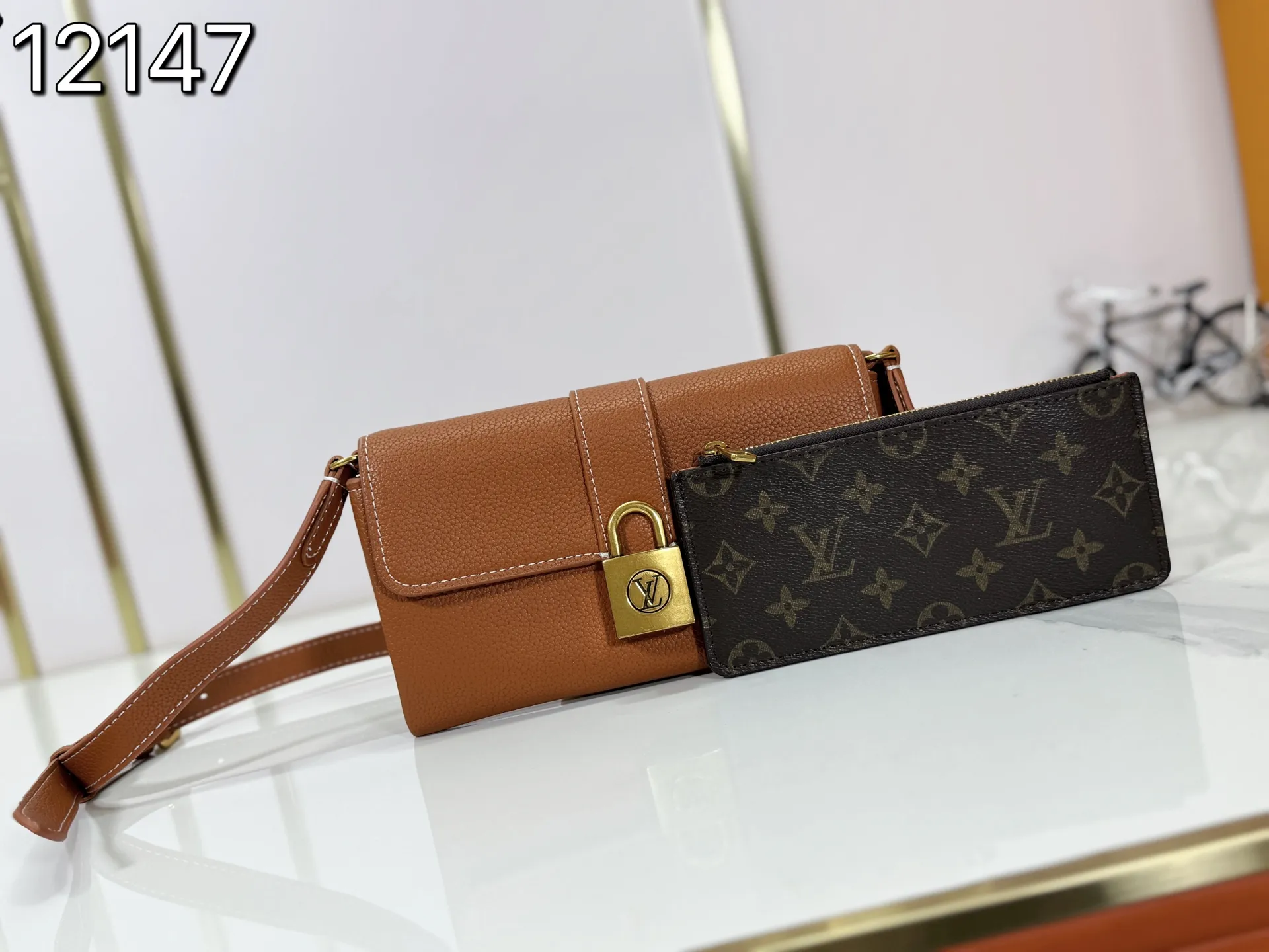 P200 Upgraded Original M12147 This Wallet On Chain handbag is made of soft cow leather, adding a functional option to the Low Key series. The removable zipper bag is cut from Monogram canvas, demonstrating the brand's exquisite craftsmanship. The creative LV lock design ensures safe placement of valuables. Dimensions: 22.0 x 13.0 x 3.5 cm (length x height x width)