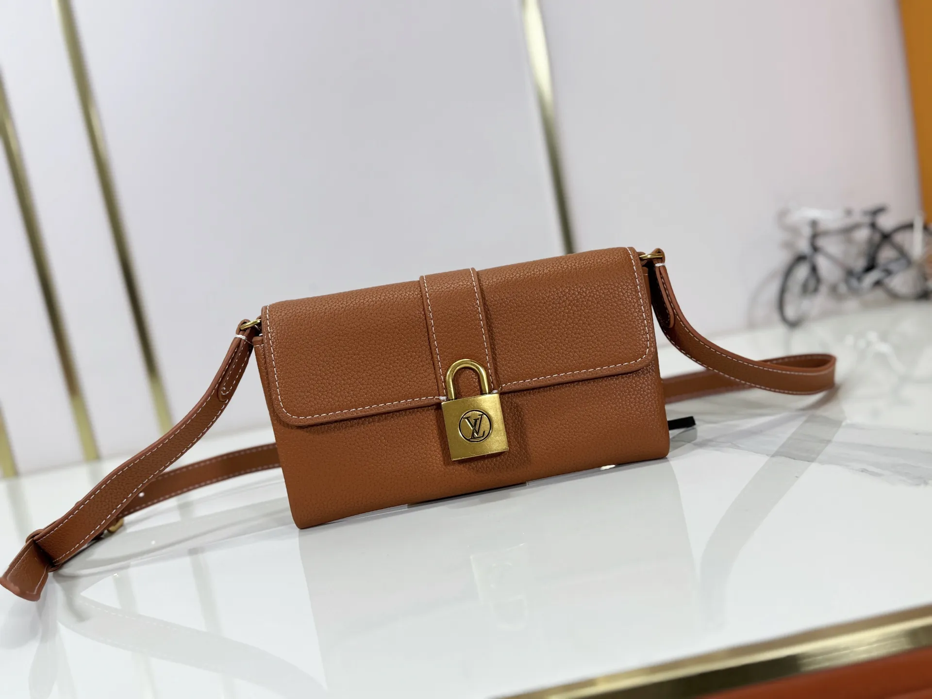 P200 Upgraded Original M12147 This Wallet On Chain handbag is made of soft cow leather, adding a functional option to the Low Key series. The removable zipper bag is cut from Monogram canvas, demonstrating the brand's exquisite craftsmanship. The creative LV lock design ensures safe placement of valuables. Dimensions: 22.0 x 13.0 x 3.5 cm (length x height x width)