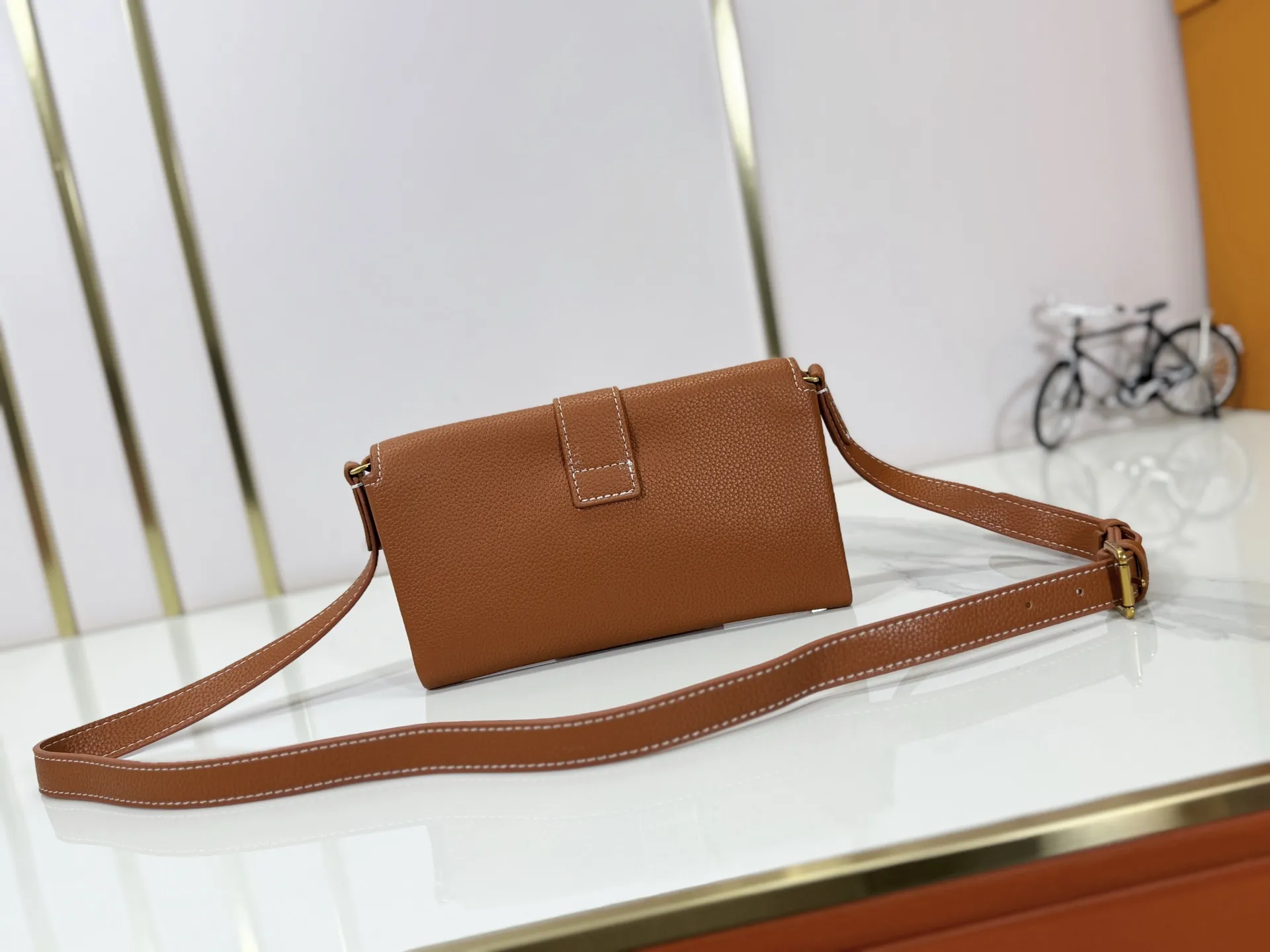 P200 Upgraded Original M12147 This Wallet On Chain handbag is made of soft cow leather, adding a functional option to the Low Key series. The removable zipper bag is cut from Monogram canvas, demonstrating the brand's exquisite craftsmanship. The creative LV lock design ensures safe placement of valuables. Dimensions: 22.0 x 13.0 x 3.5 cm (length x height x width)