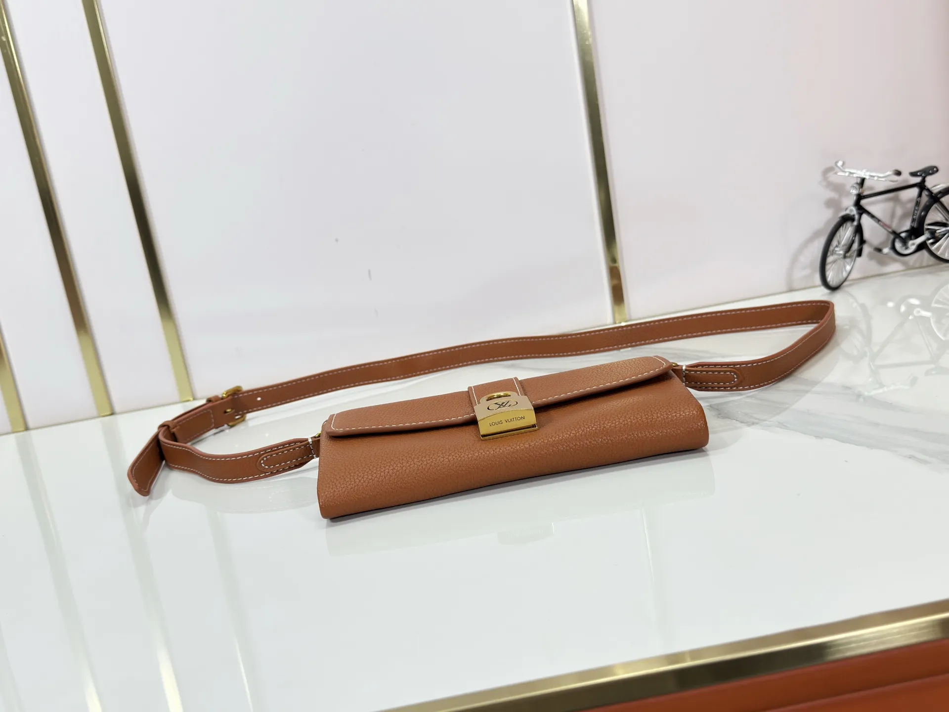 P200 Upgraded Original M12147 This Wallet On Chain handbag is made of soft cow leather, adding a functional option to the Low Key series. The removable zipper bag is cut from Monogram canvas, demonstrating the brand's exquisite craftsmanship. The creative LV lock design ensures safe placement of valuables. Dimensions: 22.0 x 13.0 x 3.5 cm (length x height x width)