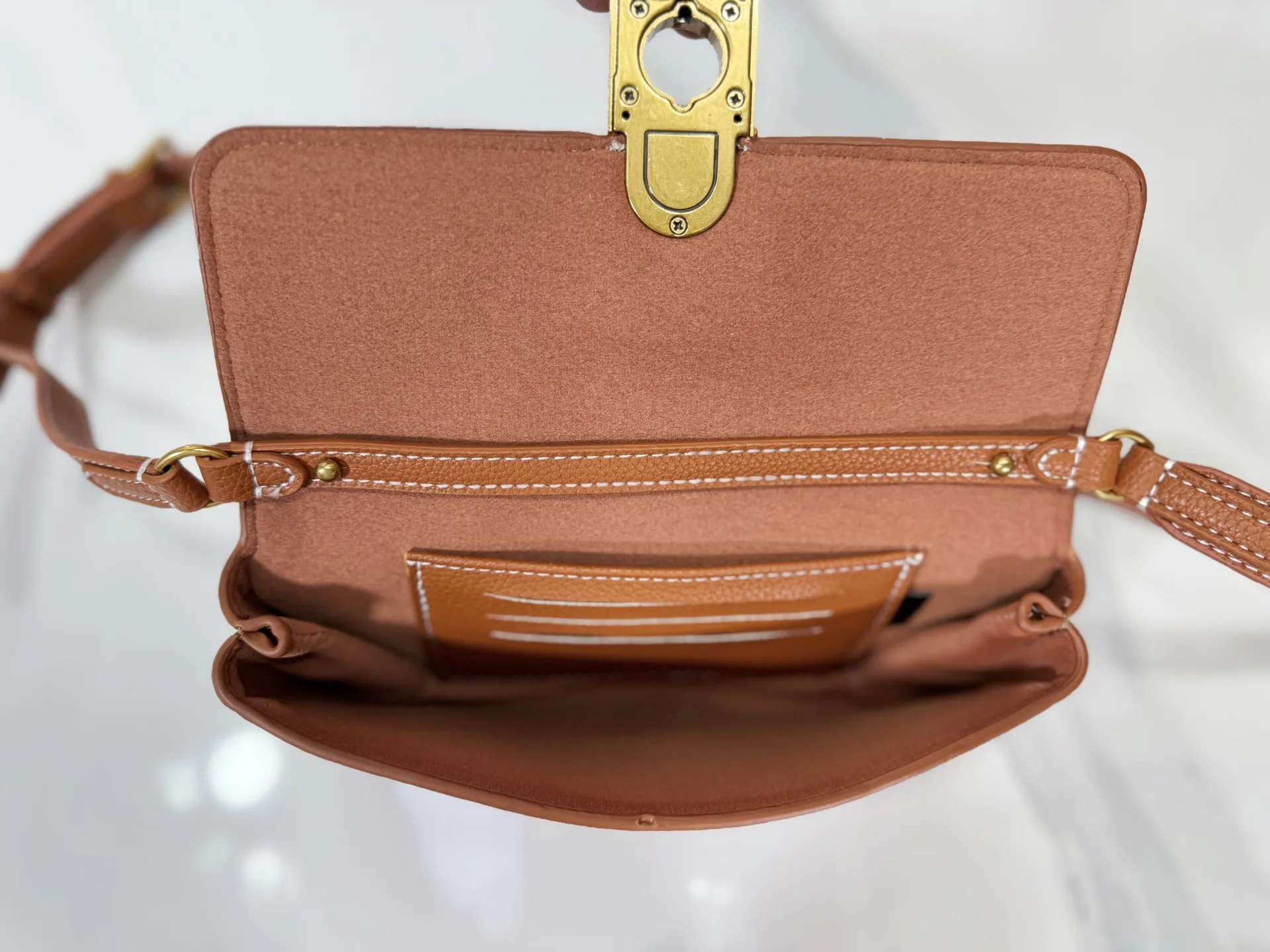 P200 Upgraded Original M12147 This Wallet On Chain handbag is made of soft cow leather, adding a functional option to the Low Key series. The removable zipper bag is cut from Monogram canvas, demonstrating the brand's exquisite craftsmanship. The creative LV lock design ensures safe placement of valuables. Dimensions: 22.0 x 13.0 x 3.5 cm (length x height x width)