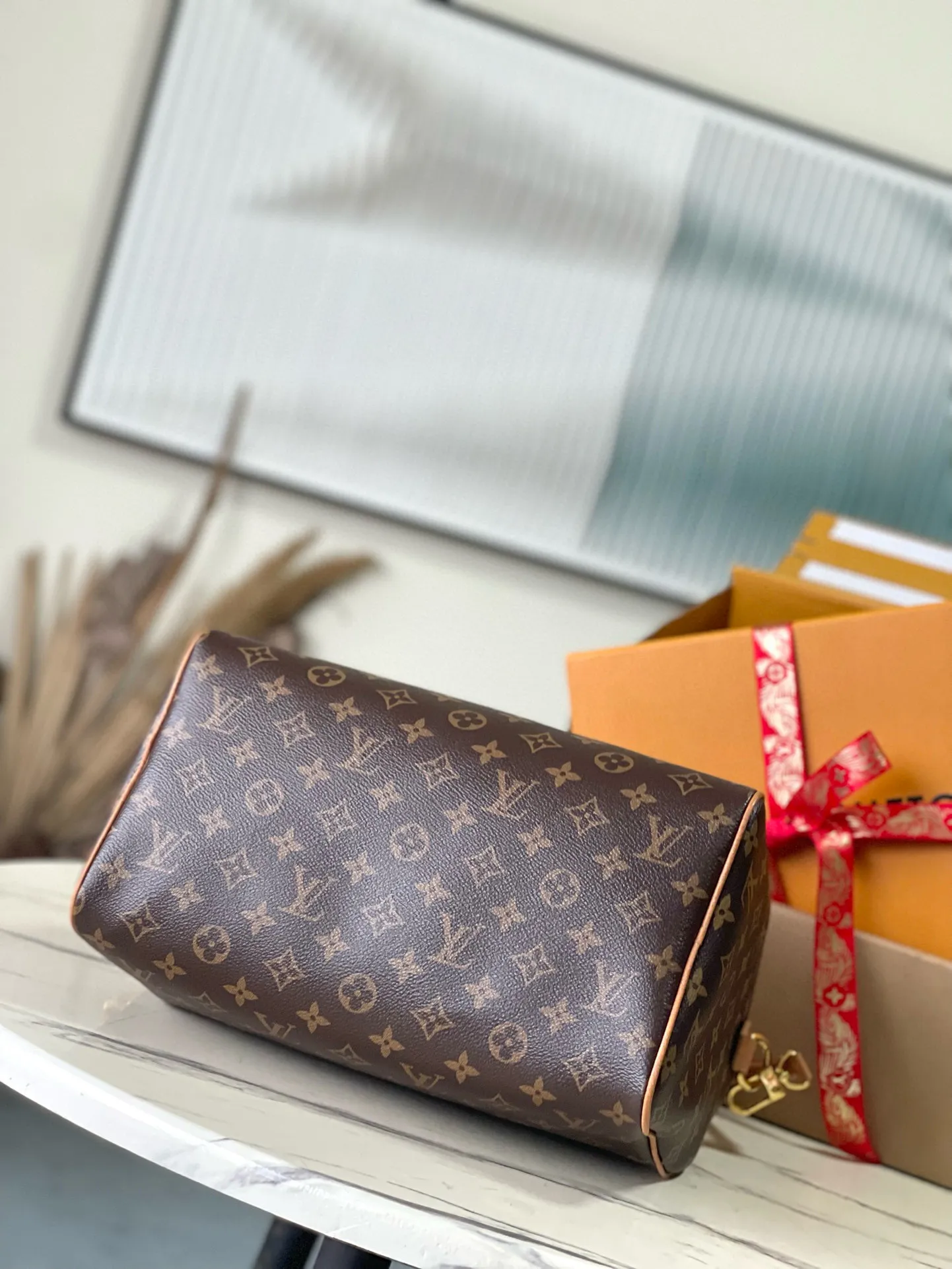💰1100 Top Original M87212 Presbyopia Brown Speedy Soft 30 Dark handbag becomes a good travel companion with its eye-catching style. The Monogram coated canvas bag is trimmed with leather and has a Gothic-style chain. Its generous structure has a zipped pocket inside to keep your passport and other important items safe. The nameplate and tassels add to the intricate details, and the Toron handle adds a fresh touch. 21 x 17 x 30 cm (height x width x length)
