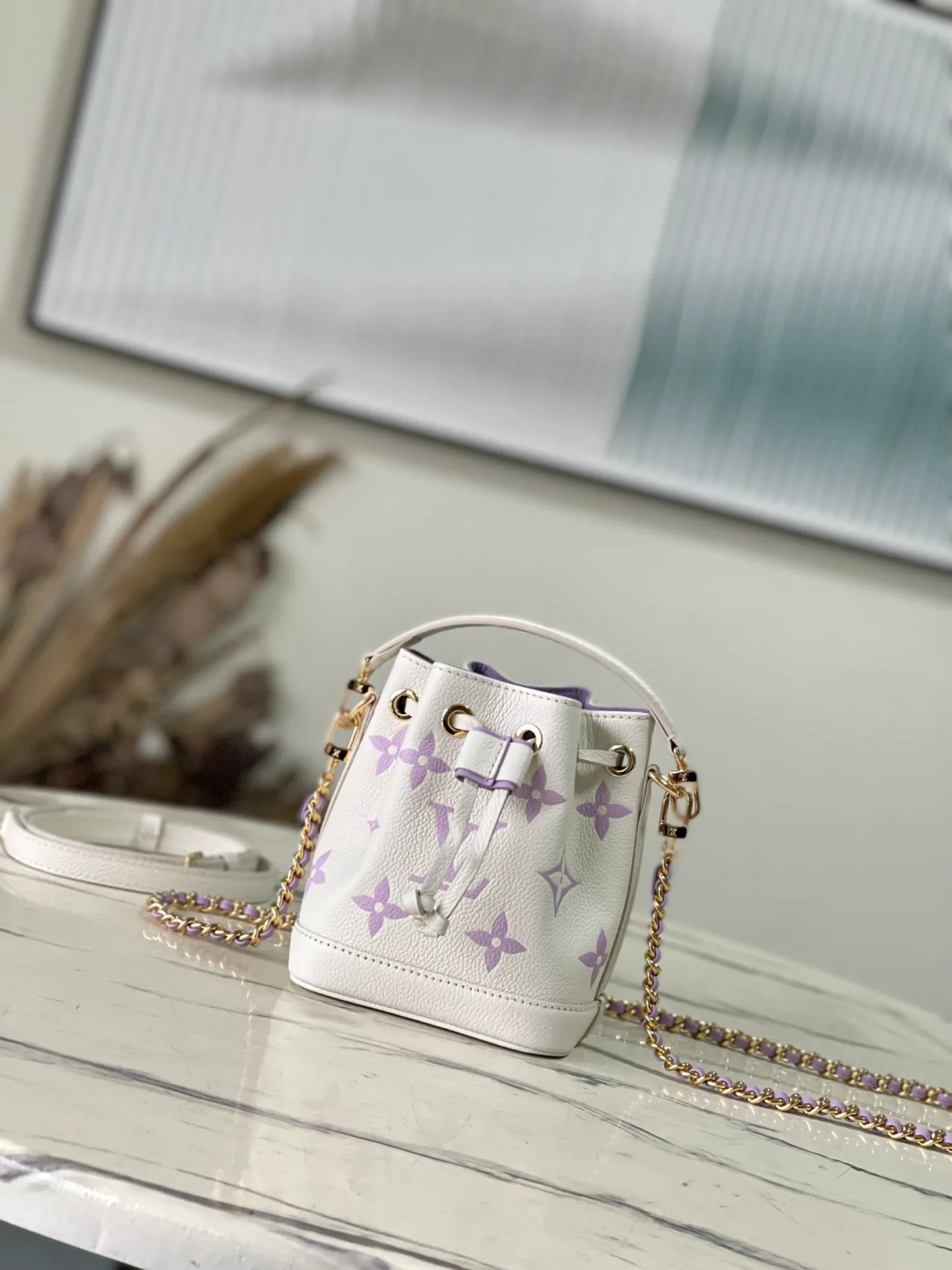 💰960 (top layer leather) Top original order M81626 Silk screen purple This Nano Noé handbag is from the Summer Stardust capsule series. It is made of Monogram Empreinte embossed leather to condense the classic Noé handbag structure, and then undergoes professional craftsmanship to present a subtle luster like a bright starry sky. Plenty of space to accommodate daily needs, the adjustable shoulder straps and detachable handles allow for a variety of carrying methods. Dimensions: 13.0 x 16.0 x 10.0 cm