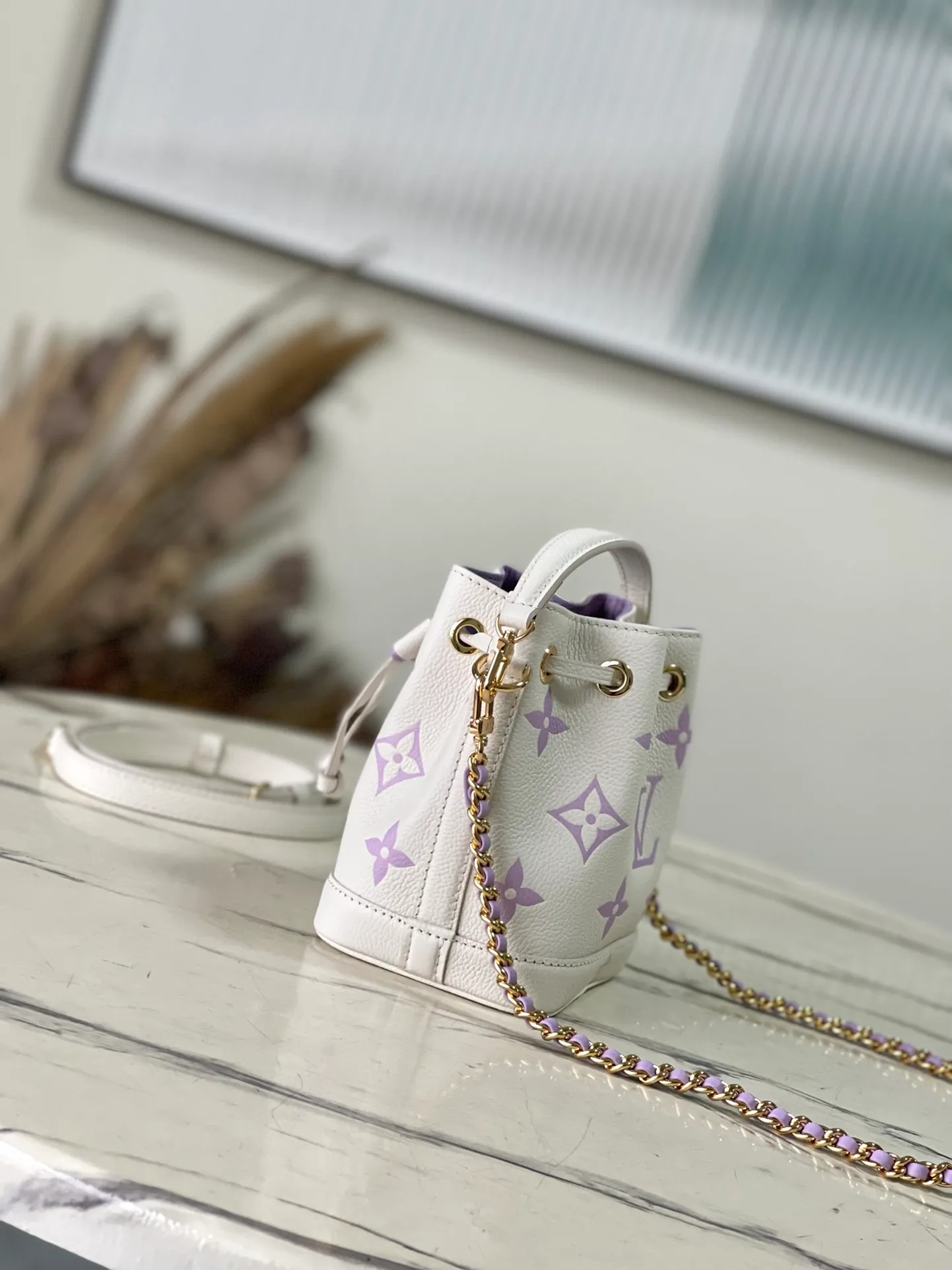 💰960 (top layer leather) Top original order M81626 Silk screen purple This Nano Noé handbag is from the Summer Stardust capsule series. It is made of Monogram Empreinte embossed leather to condense the classic Noé handbag structure, and then undergoes professional craftsmanship to present a subtle luster like a bright starry sky. Plenty of space to accommodate daily needs, the adjustable shoulder straps and detachable handles allow for a variety of carrying methods. Dimensions: 13.0 x 16.0 x 10.0 cm