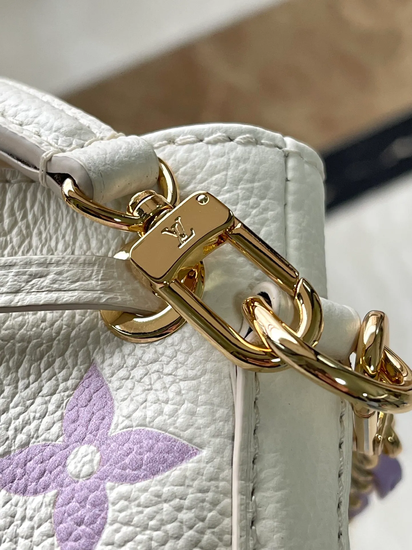 💰960 (top layer leather) Top original order M81626 Silk screen purple This Nano Noé handbag is from the Summer Stardust capsule series. It is made of Monogram Empreinte embossed leather to condense the classic Noé handbag structure, and then undergoes professional craftsmanship to present a subtle luster like a bright starry sky. Plenty of space to accommodate daily needs, the adjustable shoulder straps and detachable handles allow for a variety of carrying methods. Dimensions: 13.0 x 16.0 x 10.0 cm