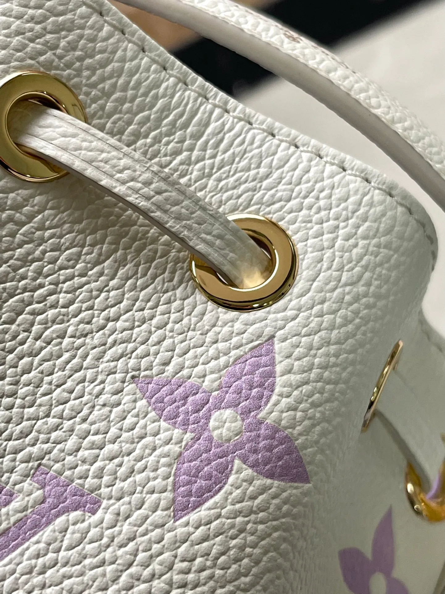 💰960 (top layer leather) Top original order M81626 Silk screen purple This Nano Noé handbag is from the Summer Stardust capsule series. It is made of Monogram Empreinte embossed leather to condense the classic Noé handbag structure, and then undergoes professional craftsmanship to present a subtle luster like a bright starry sky. Plenty of space to accommodate daily needs, the adjustable shoulder straps and detachable handles allow for a variety of carrying methods. Dimensions: 13.0 x 16.0 x 10.0 cm