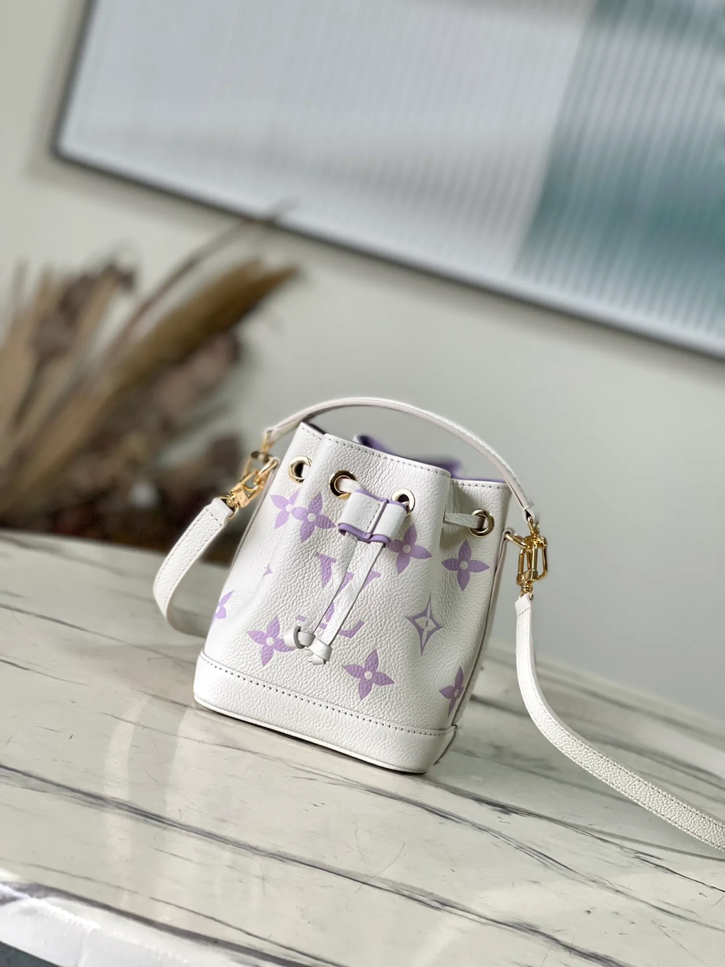 💰960 (top layer leather) Top original order M81626 Silk screen purple This Nano Noé handbag is from the Summer Stardust capsule series. It is made of Monogram Empreinte embossed leather to condense the classic Noé handbag structure, and then undergoes professional craftsmanship to present a subtle luster like a bright starry sky. Plenty of space to accommodate daily needs, the adjustable shoulder straps and detachable handles allow for a variety of carrying methods. Dimensions: 13.0 x 16.0 x 10.0 cm