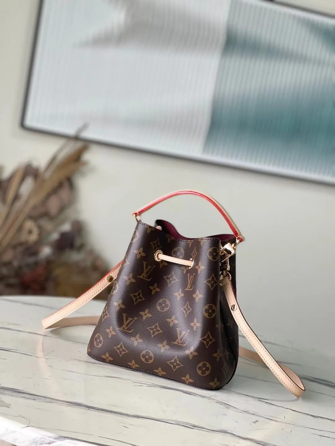 💰800 Top Original Order M46581 Presbyopia Mini Bucket Bag Series NÉONOÉ BB Handbag Neoono upper BB made of Monogram canvas and decorated with natural leather material. The house's iconic Neono reinterprets the bucket bag into a small-sized design. Plenty of storage space to carry essentials such as keys, AirPods and iPhone. Leather strap to keep your belongings safe. With the removable handles and removable and adjustable straps, you can style your project in a variety of ways. 20 x 20 x 13 cm.