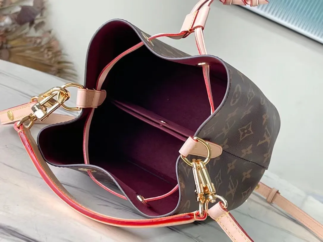 💰800 Top Original Order M46581 Presbyopia Mini Bucket Bag Series NÉONOÉ BB Handbag Neoono upper BB made of Monogram canvas and decorated with natural leather material. The house's iconic Neono reinterprets the bucket bag into a small-sized design. Plenty of storage space to carry essentials such as keys, AirPods and iPhone. Leather strap to keep your belongings safe. With the removable handles and removable and adjustable straps, you can style your project in a variety of ways. 20 x 20 x 13 cm.